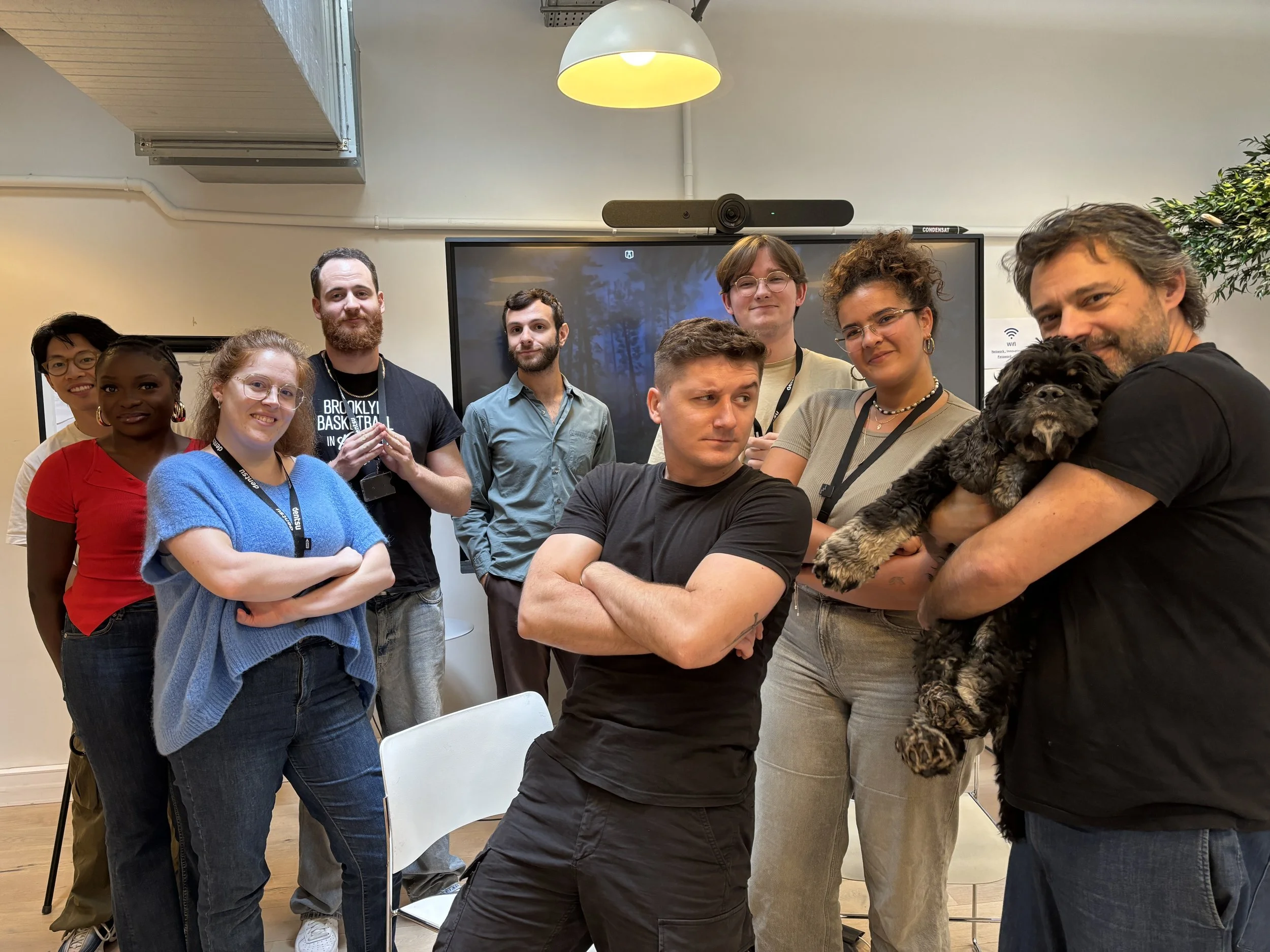 Animation team building en entreprise - Équipe engagée après événement professionnel.