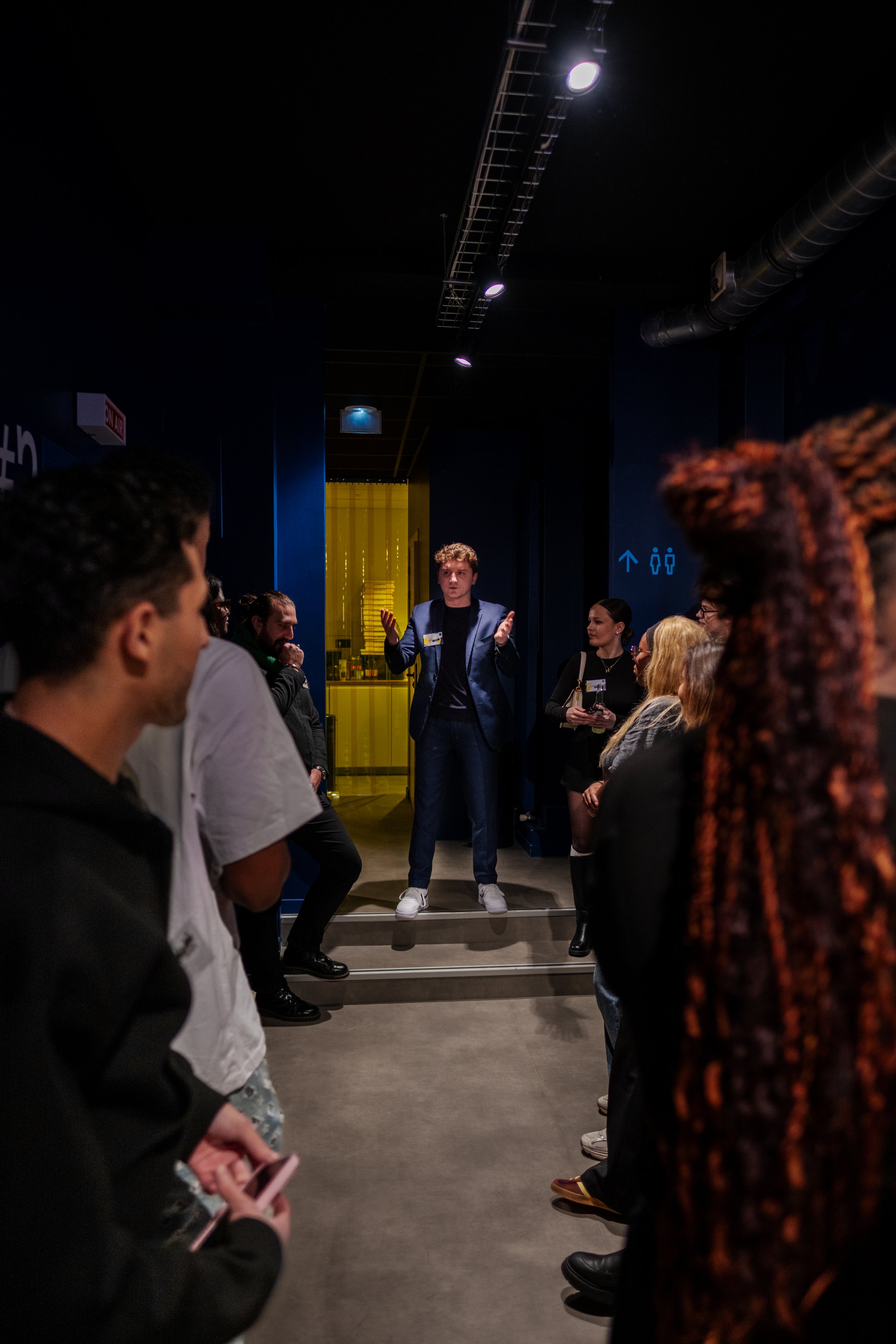 Esteban Puttner animant un événement corporate en intérieur avec audience engagée.