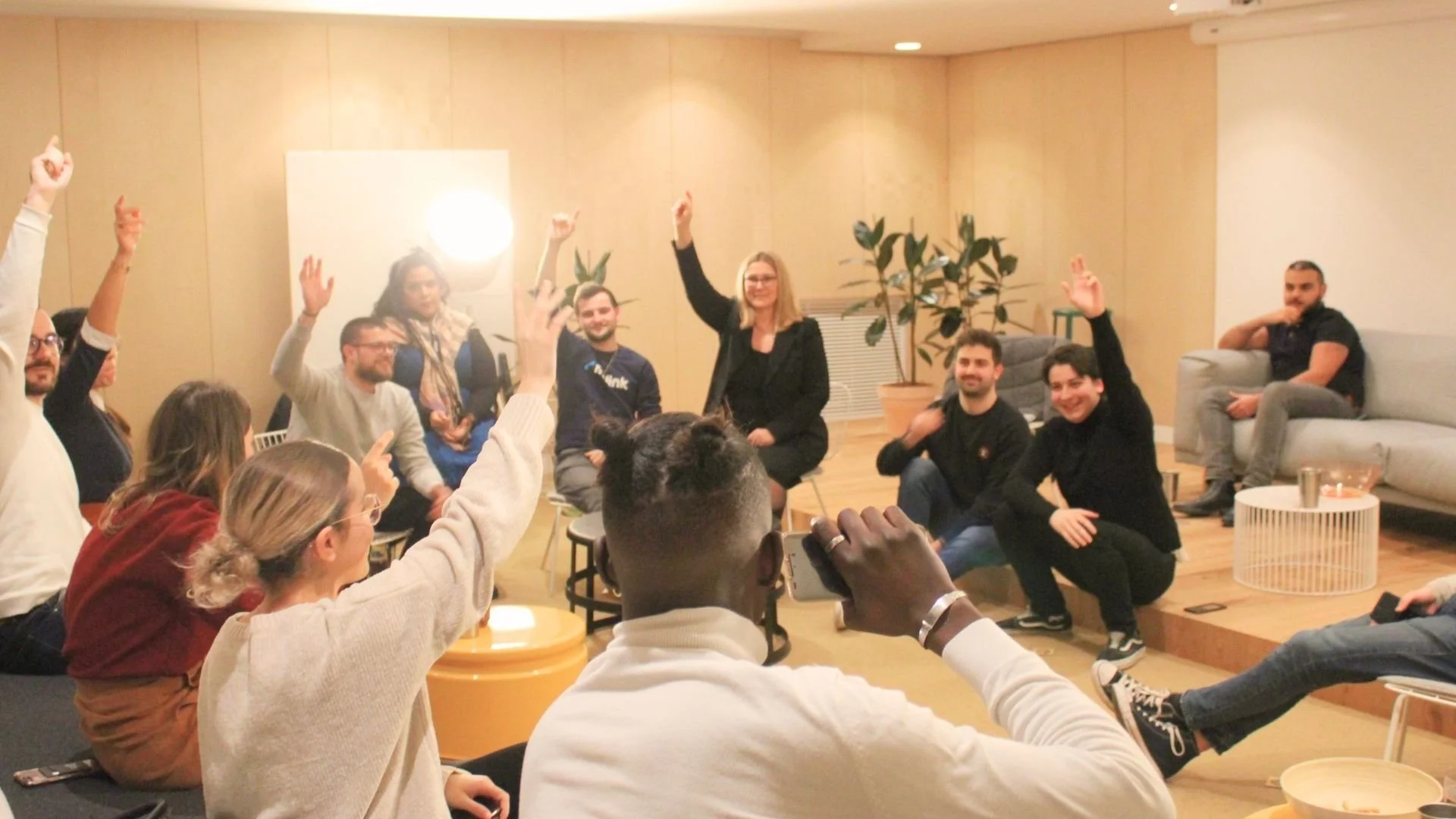 Team building interactif animé par Esteban Puttner - Participants enthousiastes en salle de réunion.