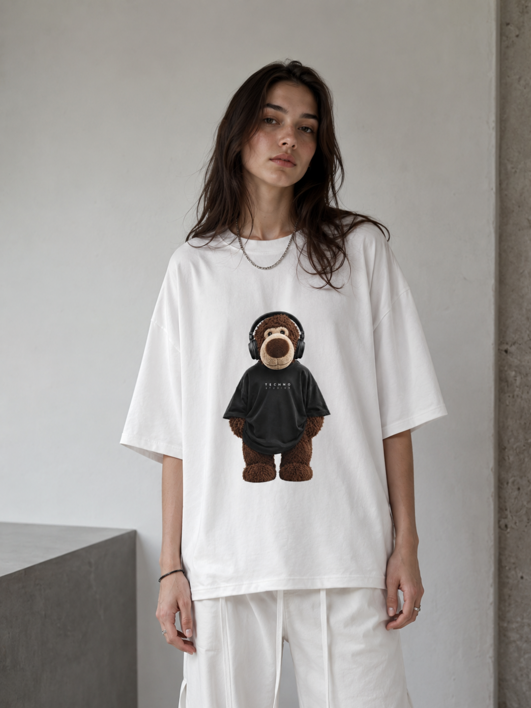 MODEL WEARING T SHIRT TECHNO STUDIOS TECHNO TEDDY