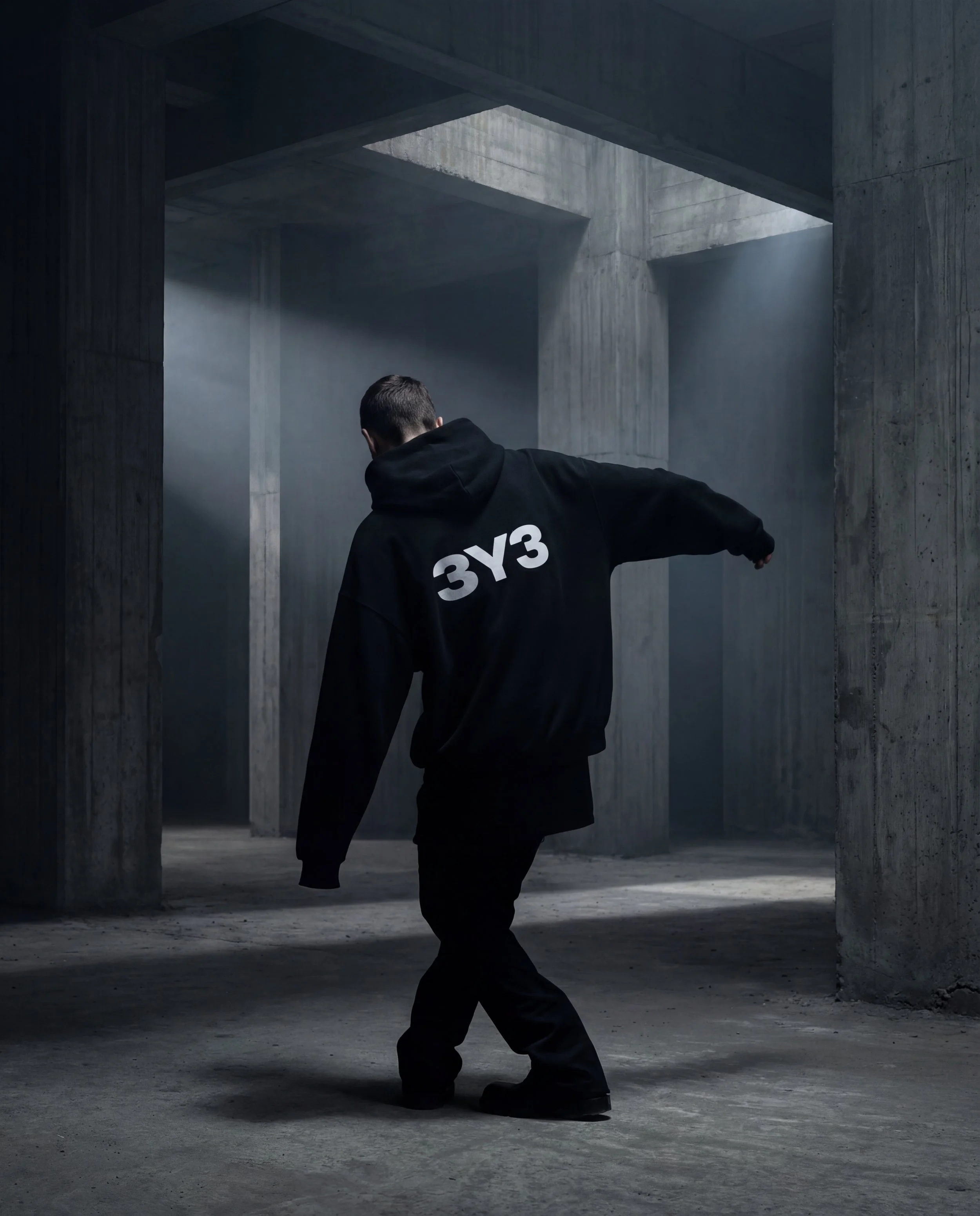 TS 3Y3 HOODEI BACK MODEL.jpg