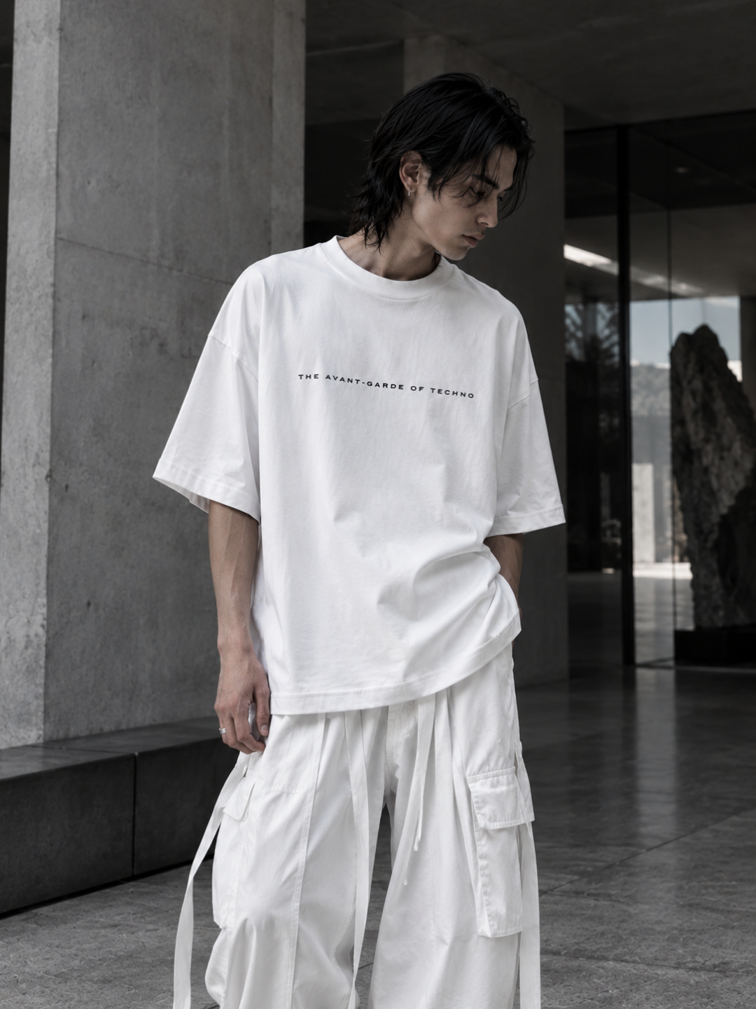MODEL WEARING T SHIRT TECHNO STUDIOS  AVANT 