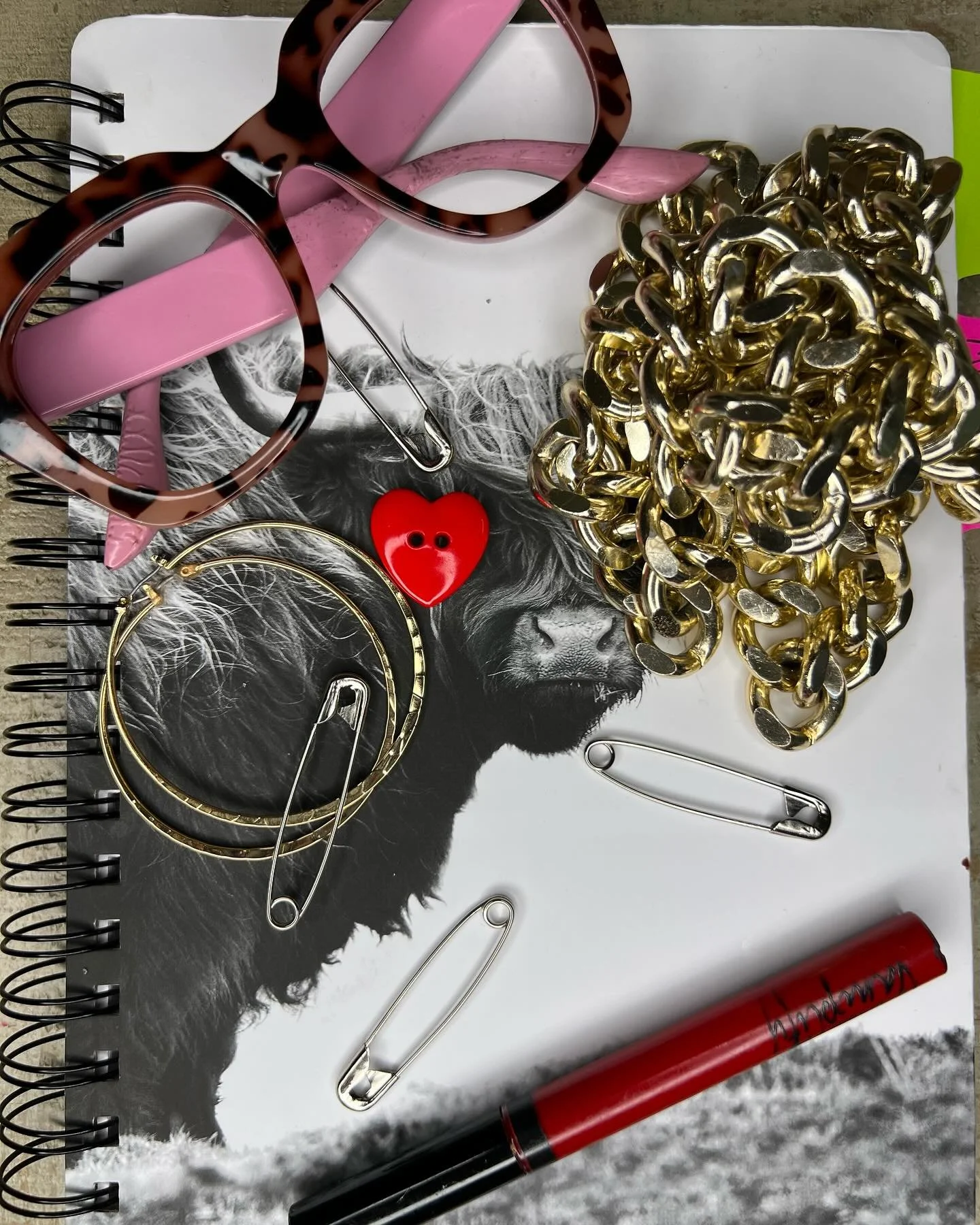 👩🏽&zwj;💻Working 9 to 5, but make it fashion.
Punching in with pins, hearts, and lipstick that don&rsquo;t quit.#working #fashion #styleinspo #blogger #mood #tools #twirl #fashiontips #lips #ontheclock