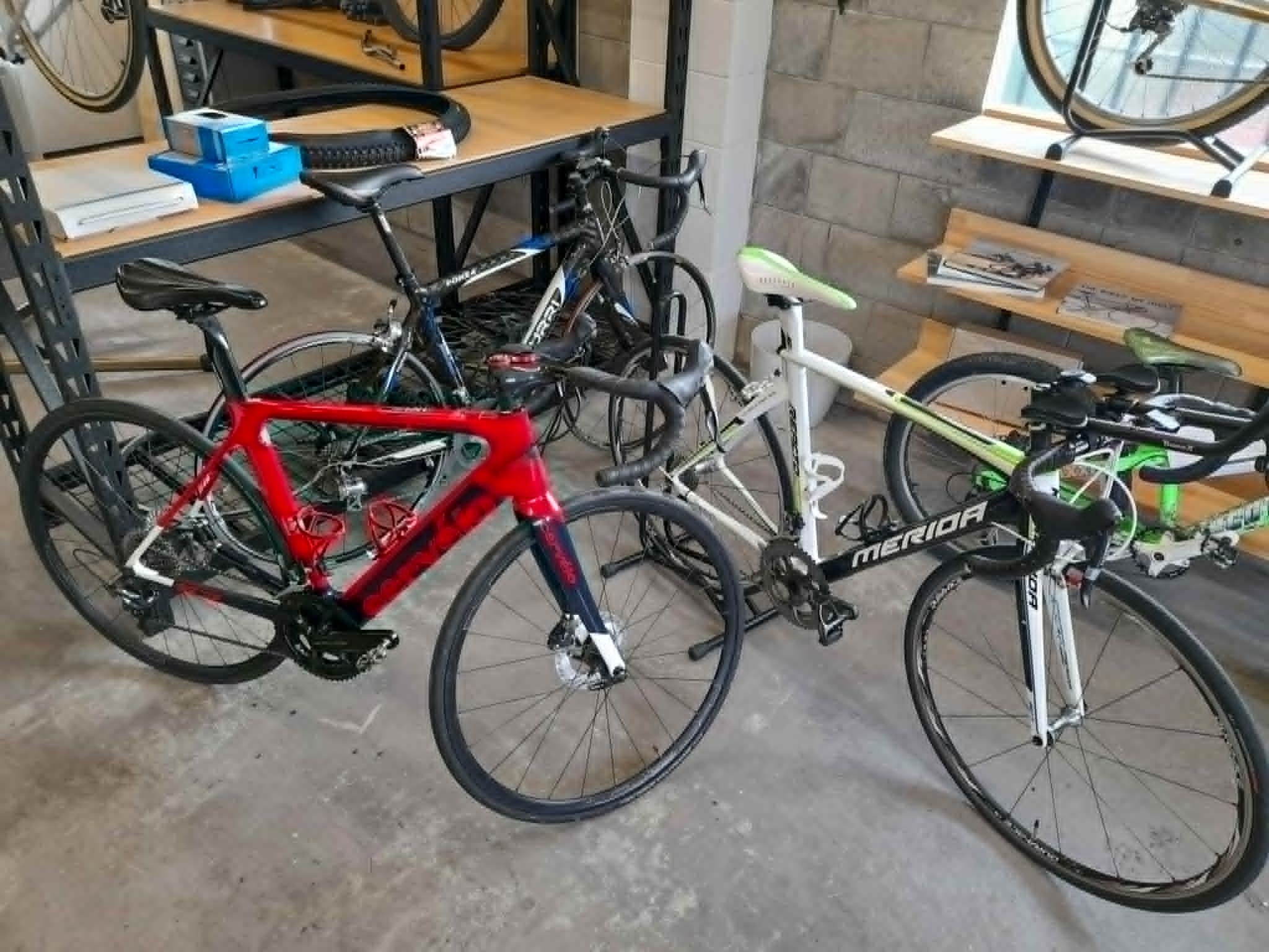 Flock of road bikes all in for my mid level service. Cervelo + full brake re-fresh, Azzurri + larger 28mm tyres, Merida + derailleur hanger.
