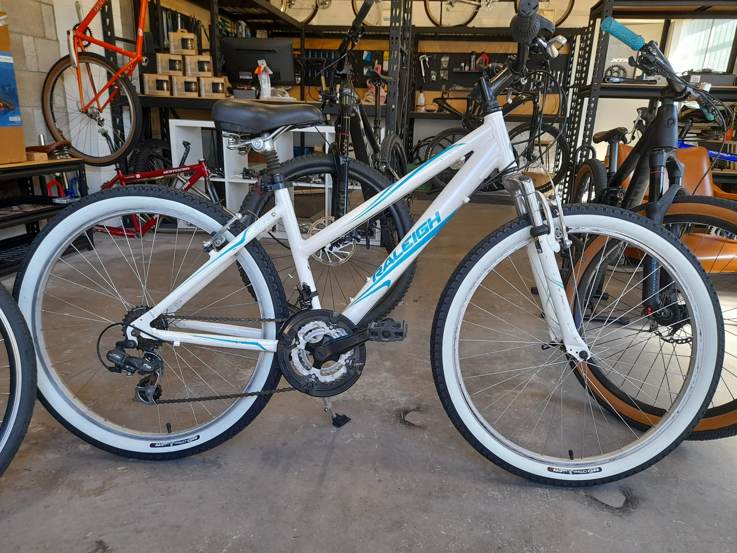 This customers entry level Raleigh had been sitting in their garage for years. Dropped it in for a tidy up, new rubber and now ready to do some easy rides around the Hutt river trails.