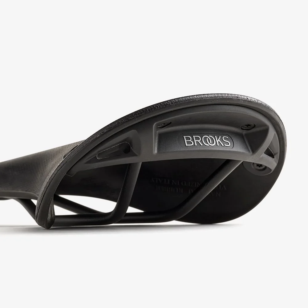 7_c17_black_cambium_saddle_detail2.jpg