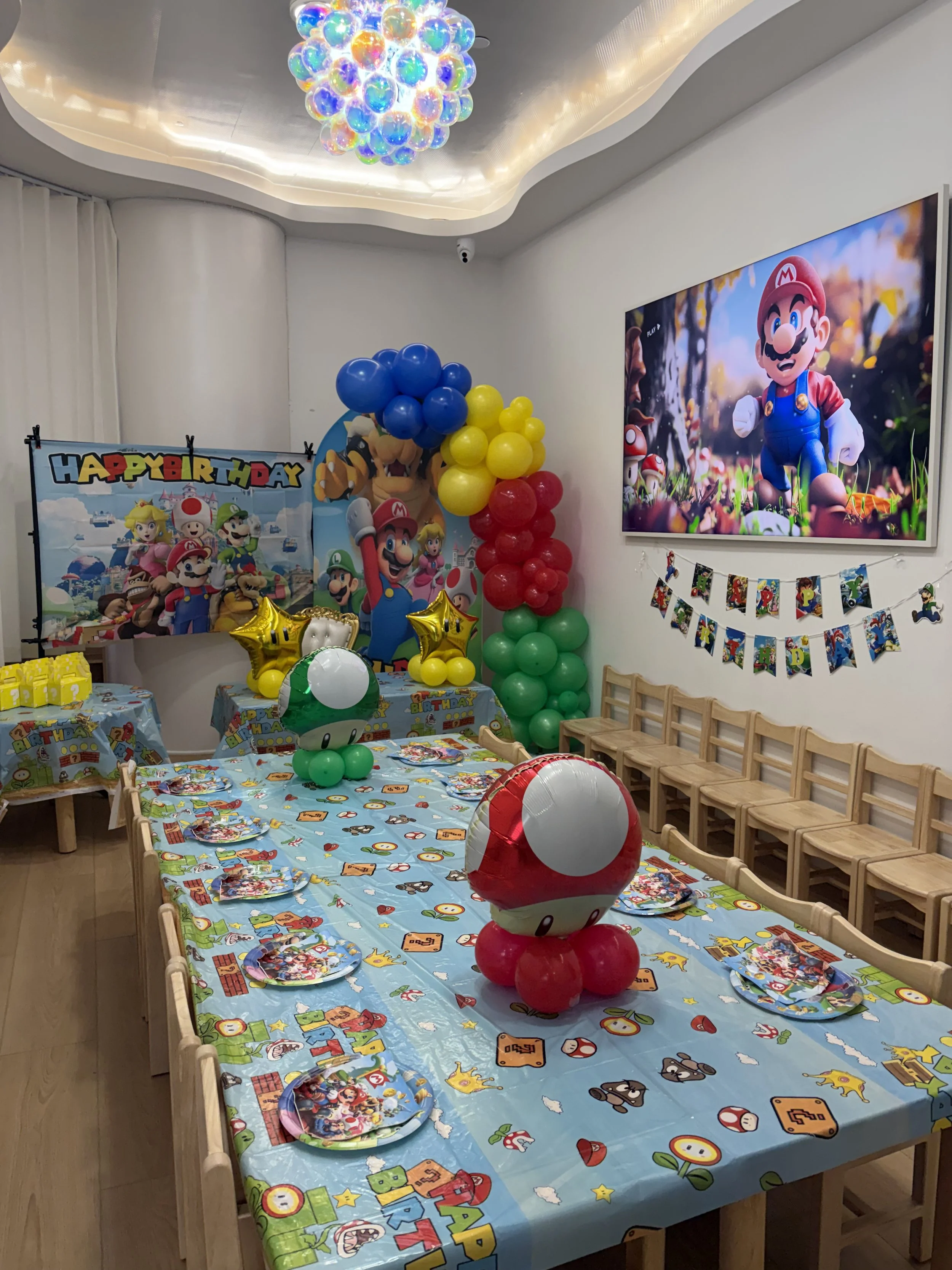 happy space playground - birthday parties - Super Mario theme - indoor playground - party decorations - Super Mario theme birthday party - Super Mario birthday backdrop - balloon garland - indoor playground birthday party