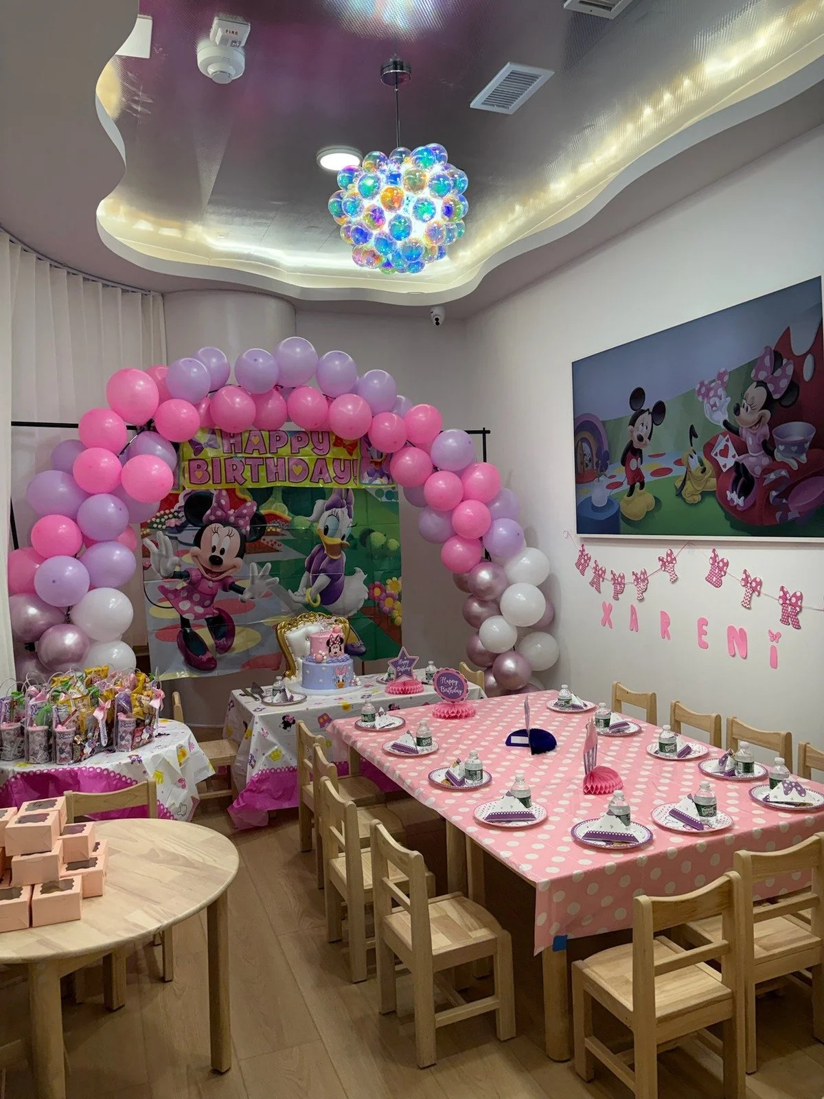 happy space playground - birthday parties - minnie and daisy  theme - indoor playground - party decorations - minnie and daisy  theme birthday party -  minnie and daisy birthday backdrop - balloon garland - indoor playground birthday party