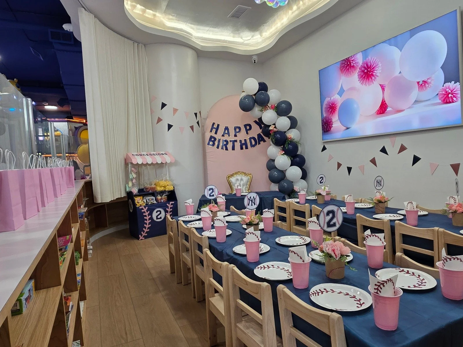 happy space playground - birthday parties - Baseball theme - indoor playground - party decorations - baseball theme birthday party -baseball birthday backdrop - balloon garland - indoor playground birthday party-yankeeparty-yankeebirthday