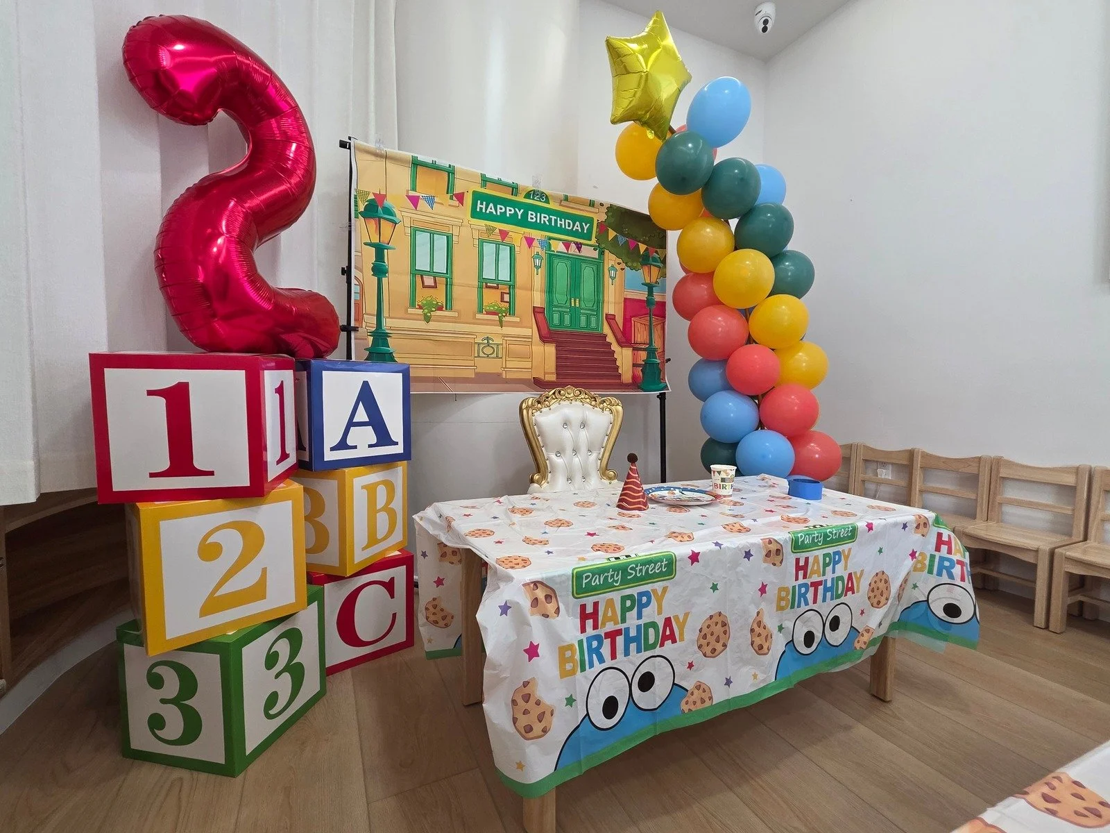 happy space playground - birthday parties - sesamestreet theme - indoor playground - party decorations - sesamestreet theme birthday party - sesamestreet birthday backdrop - balloon garland - indoor playground birthday party