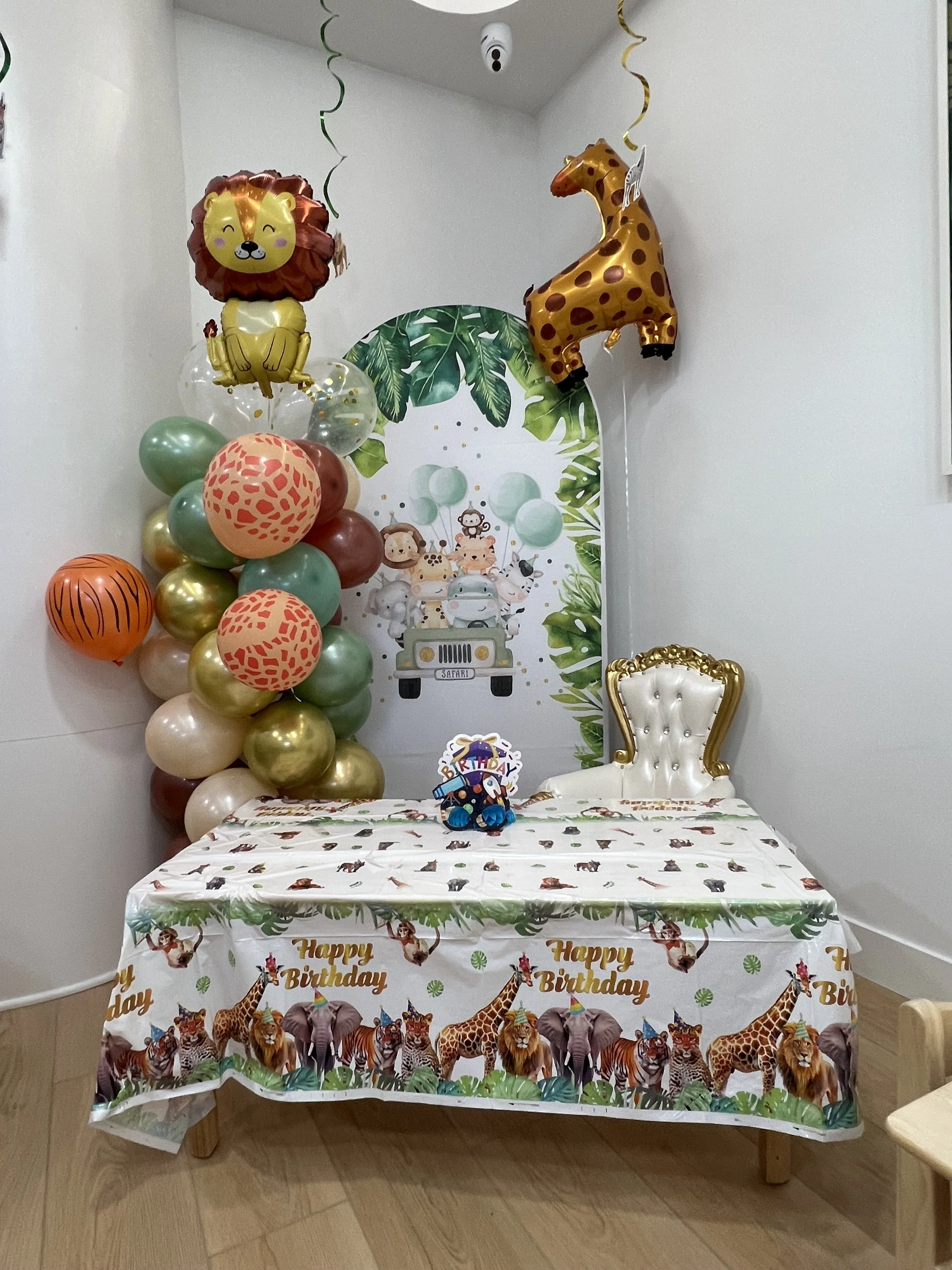 happy space playground - birthday parties -safari theme - indoor playground - party decorations - safari theme birthday party - safari birthday backdrop - balloon garland - indoor playground birthday party