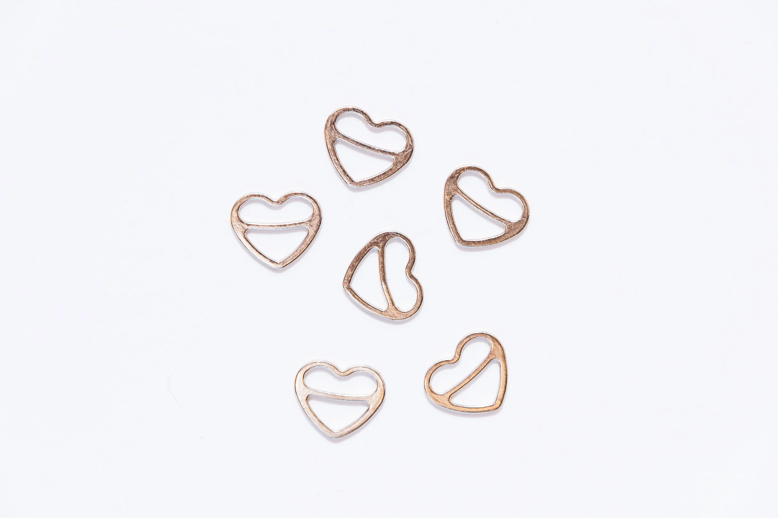 PLACAS P/ELASTICO METAL CORAZON PLATA 10 PZAS