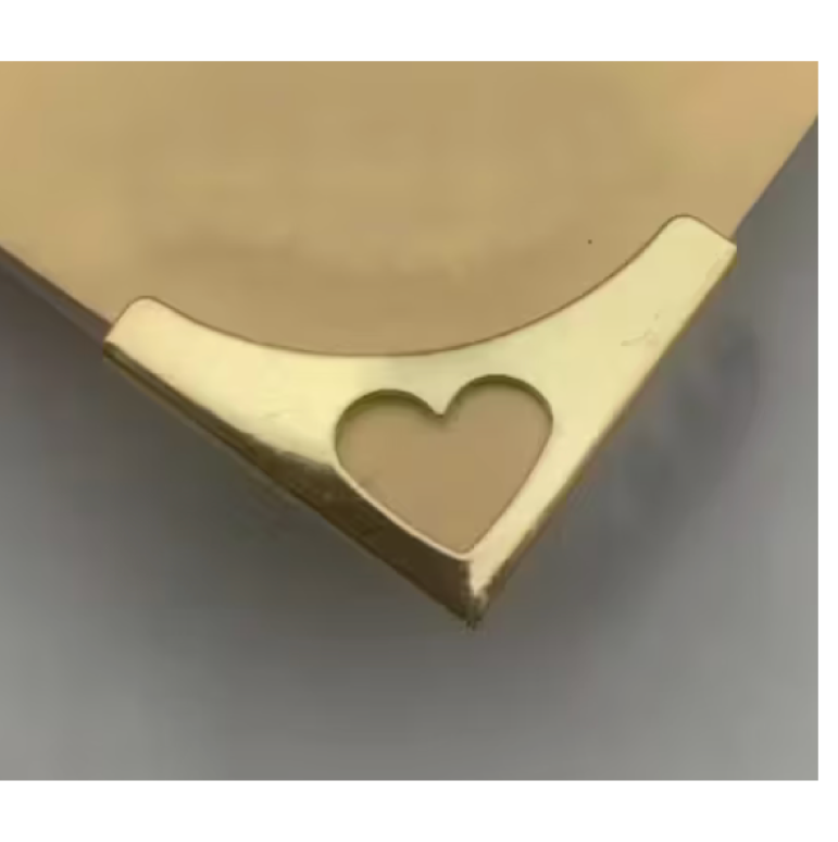 Esquinero dorado corazón 4 pz