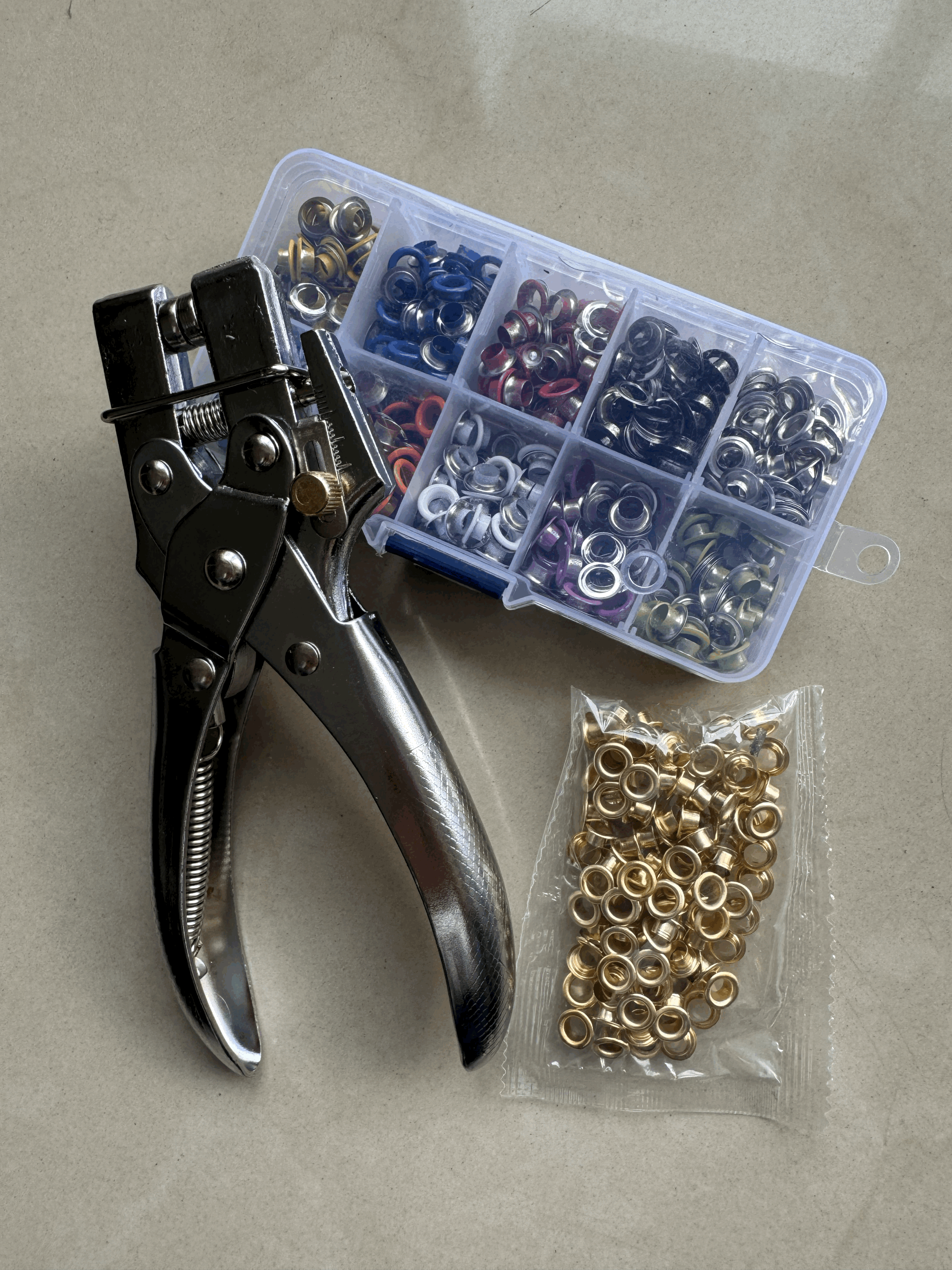 Aplicador de ojillos con estuche