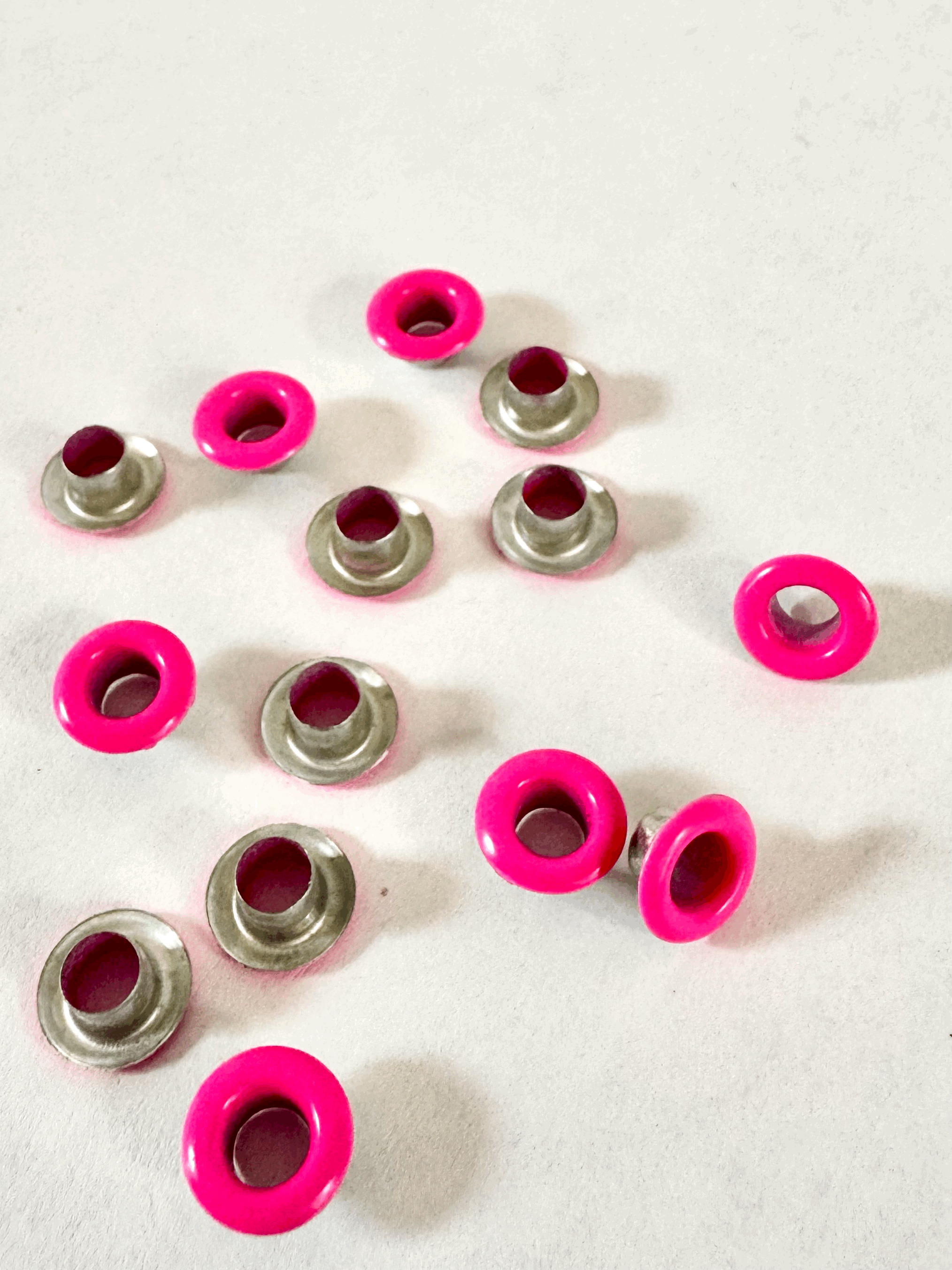Ojillos fucsia 4 mm 20pz