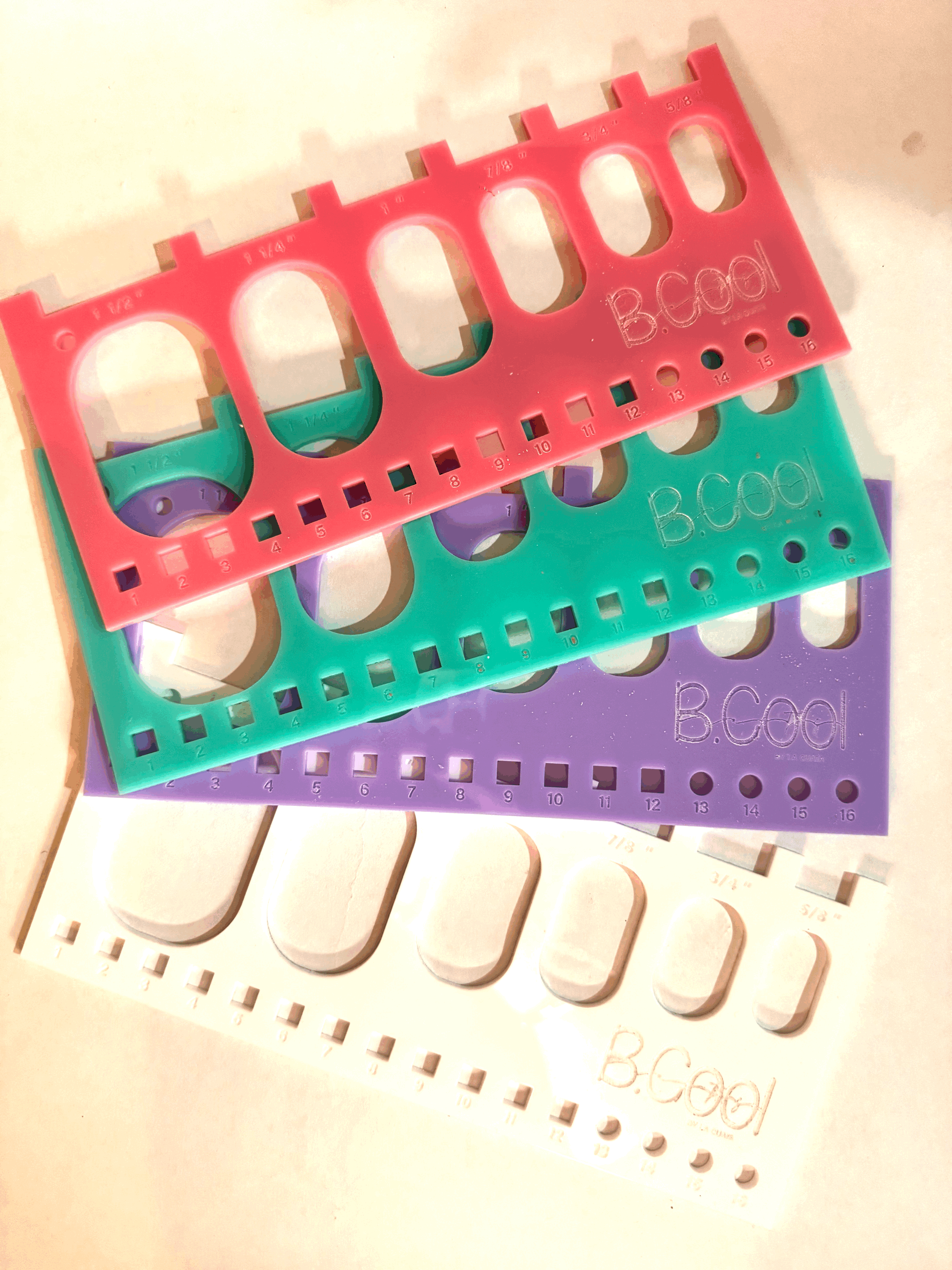 REGLA MEDIDORA DE ARILLOS ROSADA