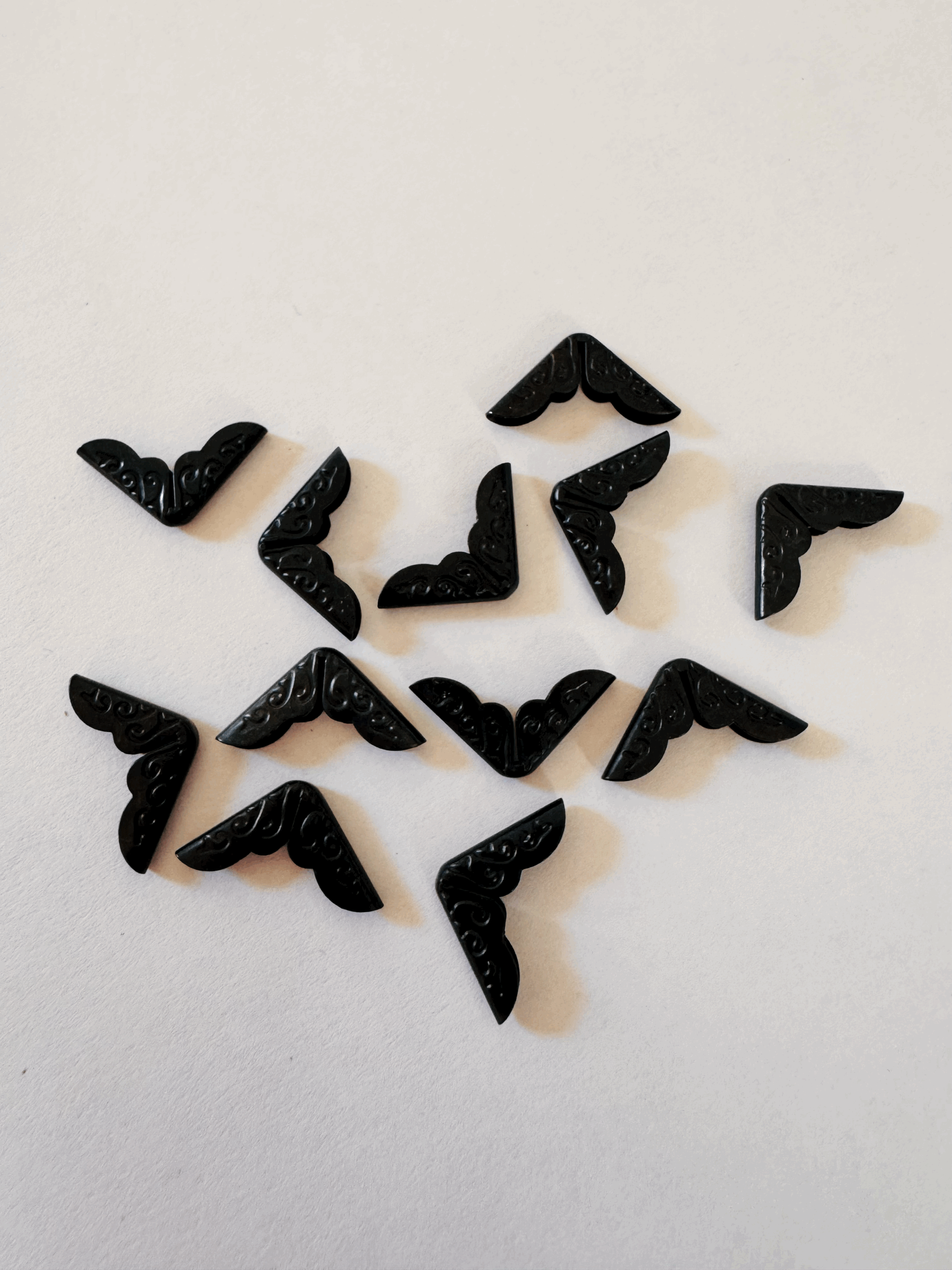 Esquinero negro antigüo 12 pzas.