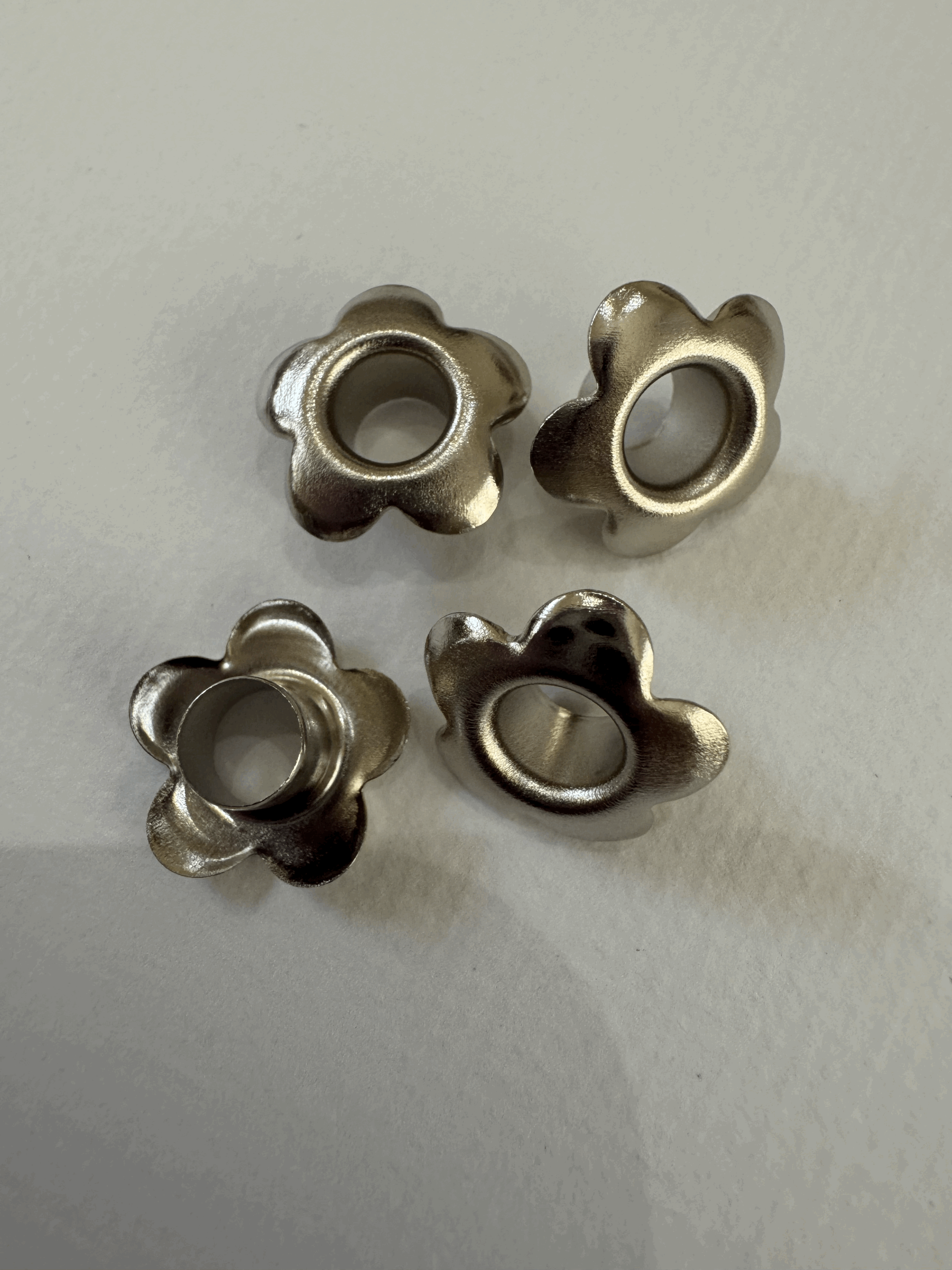 Ojillos plata flor 5mm 20pz