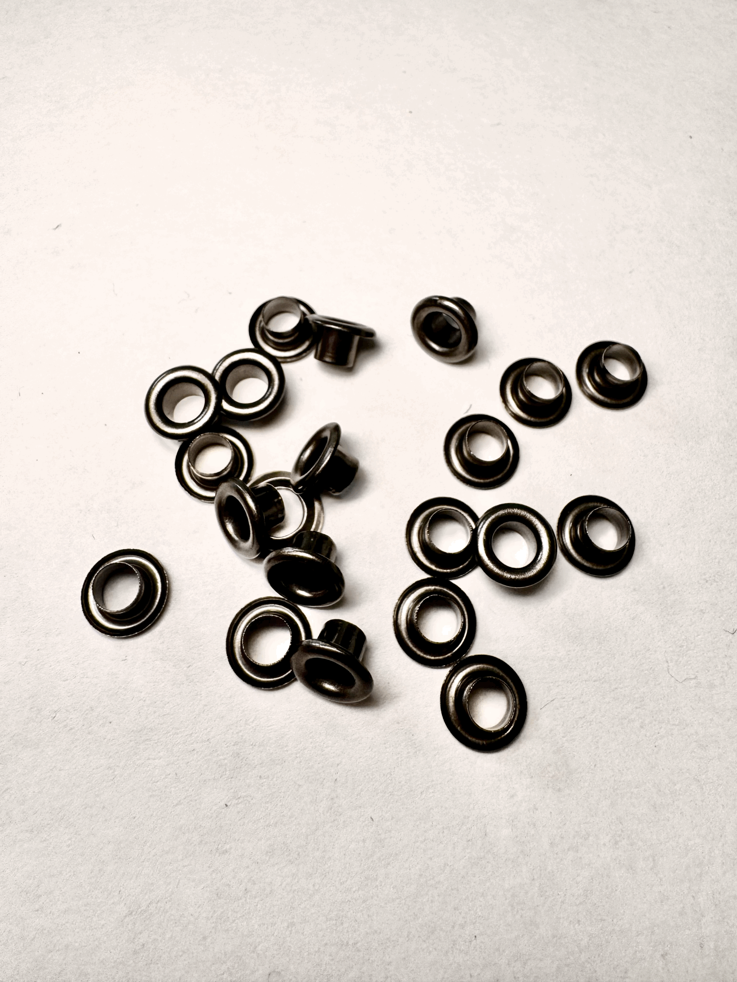 Ojillos negro metálico 4mm 20pz