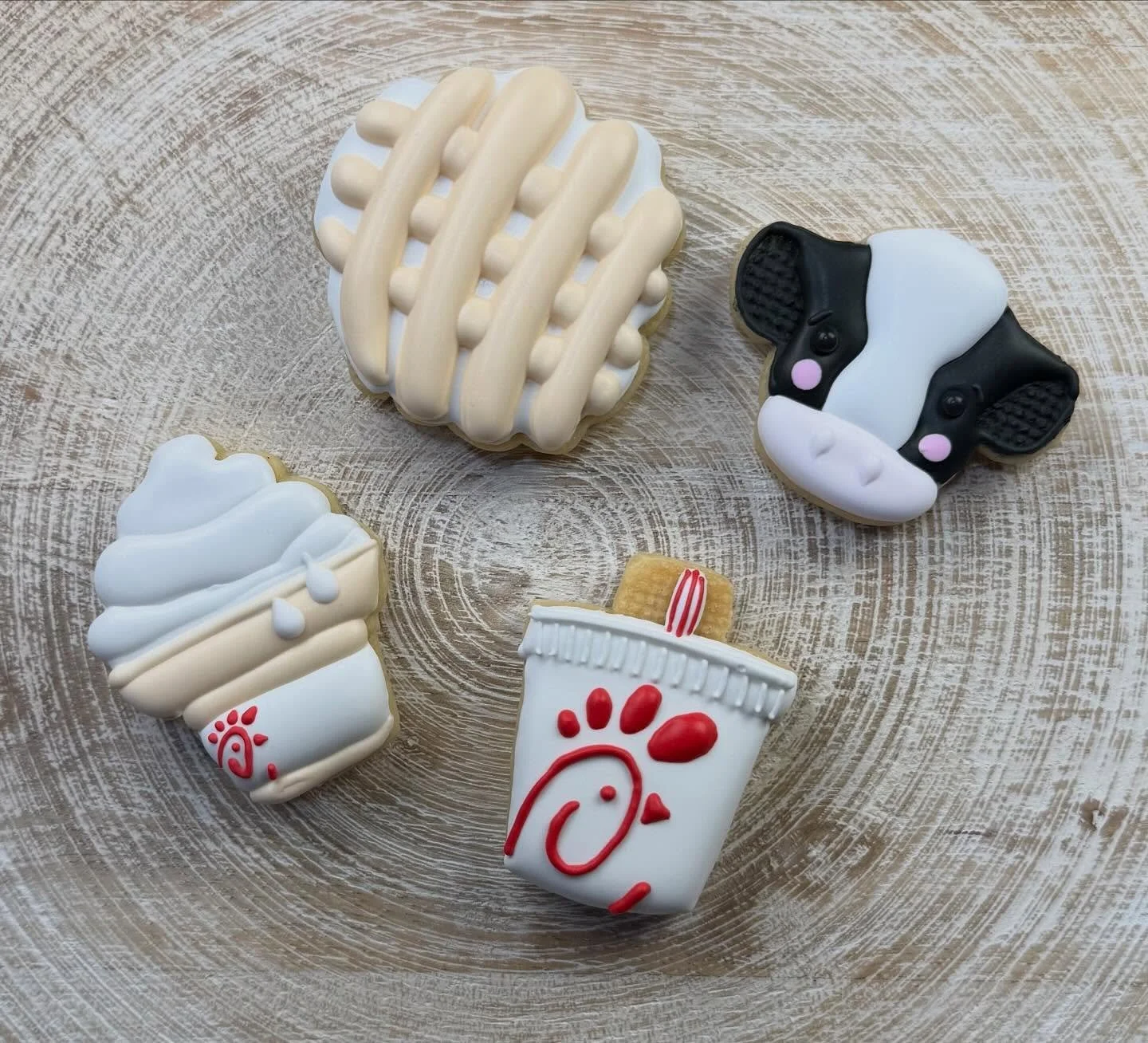 When cravings collide 🍪🐮☕️
Our Chick-fil-A inspired cookie set and it&rsquo;s serving favorites &mdash; waffle fries, cow cuteness, soft serve dreams, and that iconic cup we all know and love.

Perfect for CFA lovers, themed parties, or just becaus