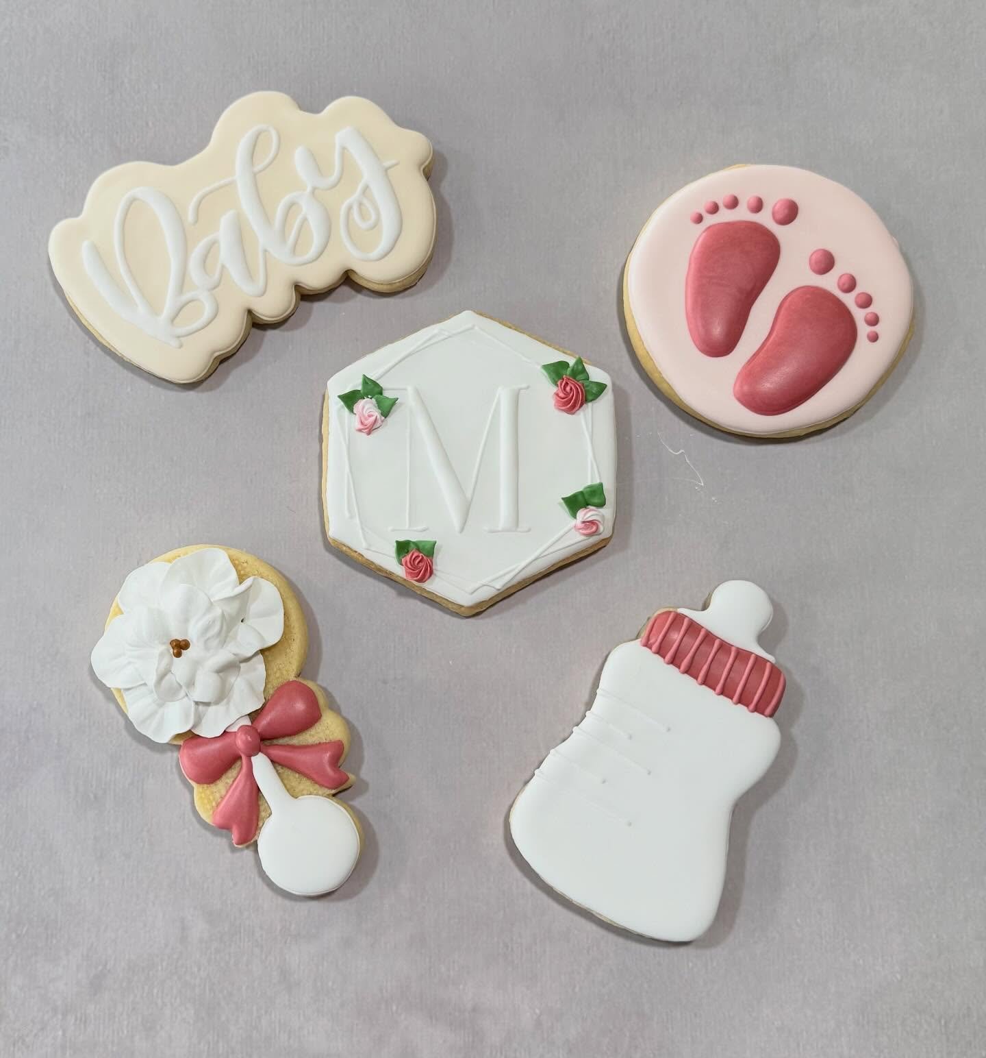 The CUTEST little magnolia moment 🤍🌸

Soft pinks, delicate florals, tiny details, and all the sweetness&mdash;these magnolia baby cookies are giving timeless Southern charm in the most precious way. From tiny toes to bows and blooms, every cookie i