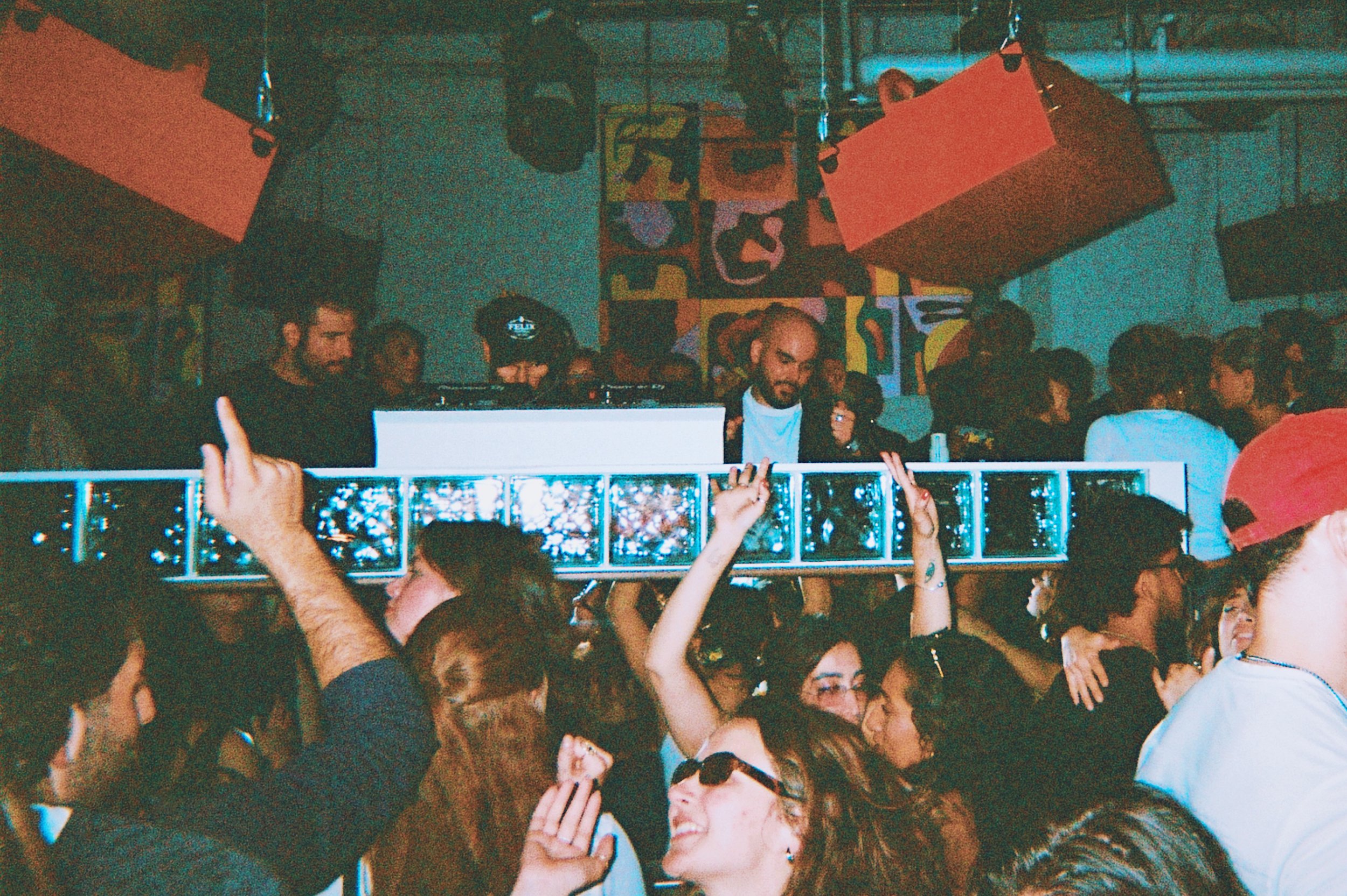 Vino Disco | Bar à vin et discothèque | Montréal