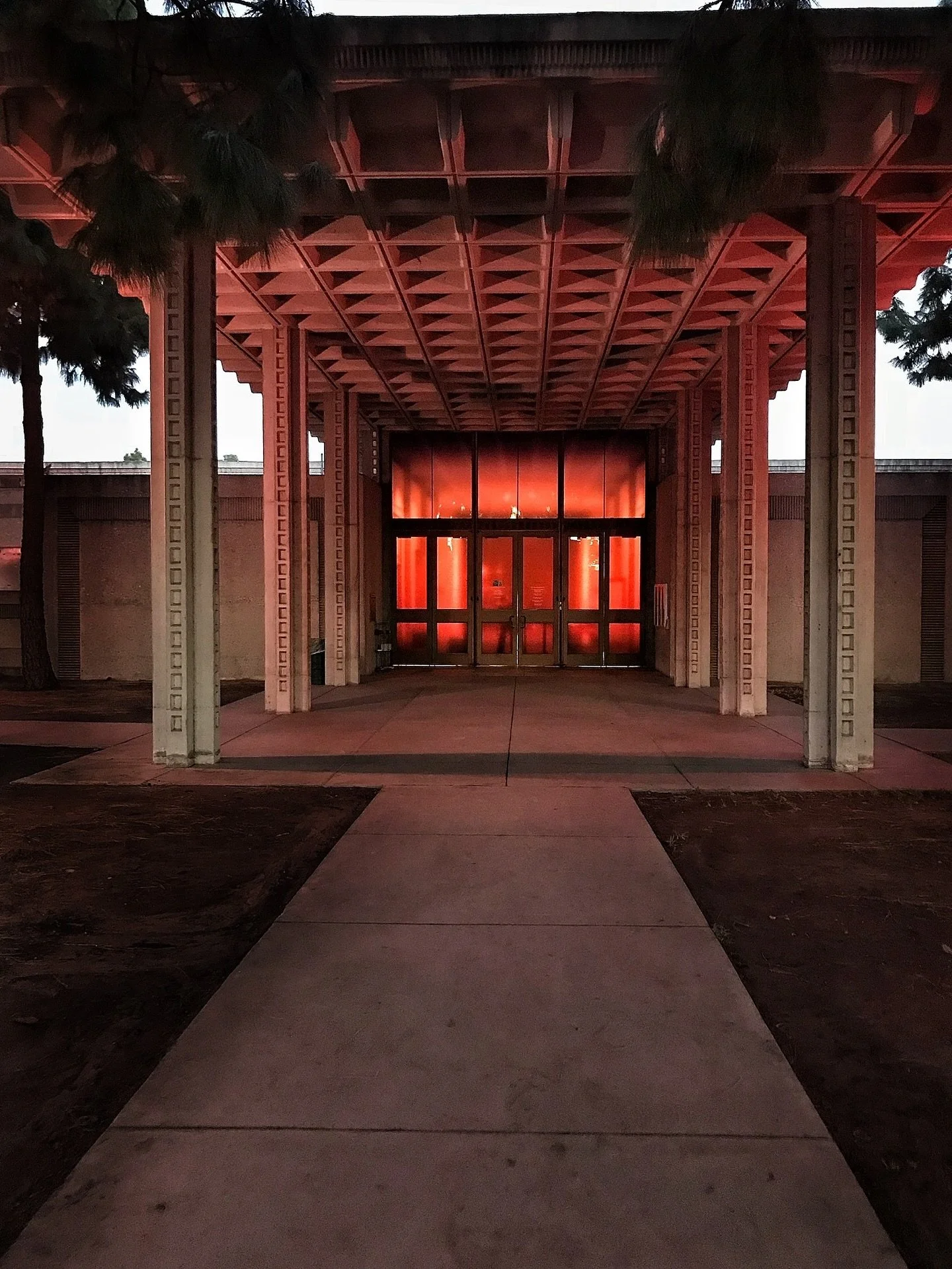 🎭 Missig Team: LA Things To Do 🎭
An East Hollywood landmark, the Barnsdall Theatre glows with creative spirit. From architecture to performances, it’s a gathering place for culture and community in the heart of the city.
📸 @philmexposed | P