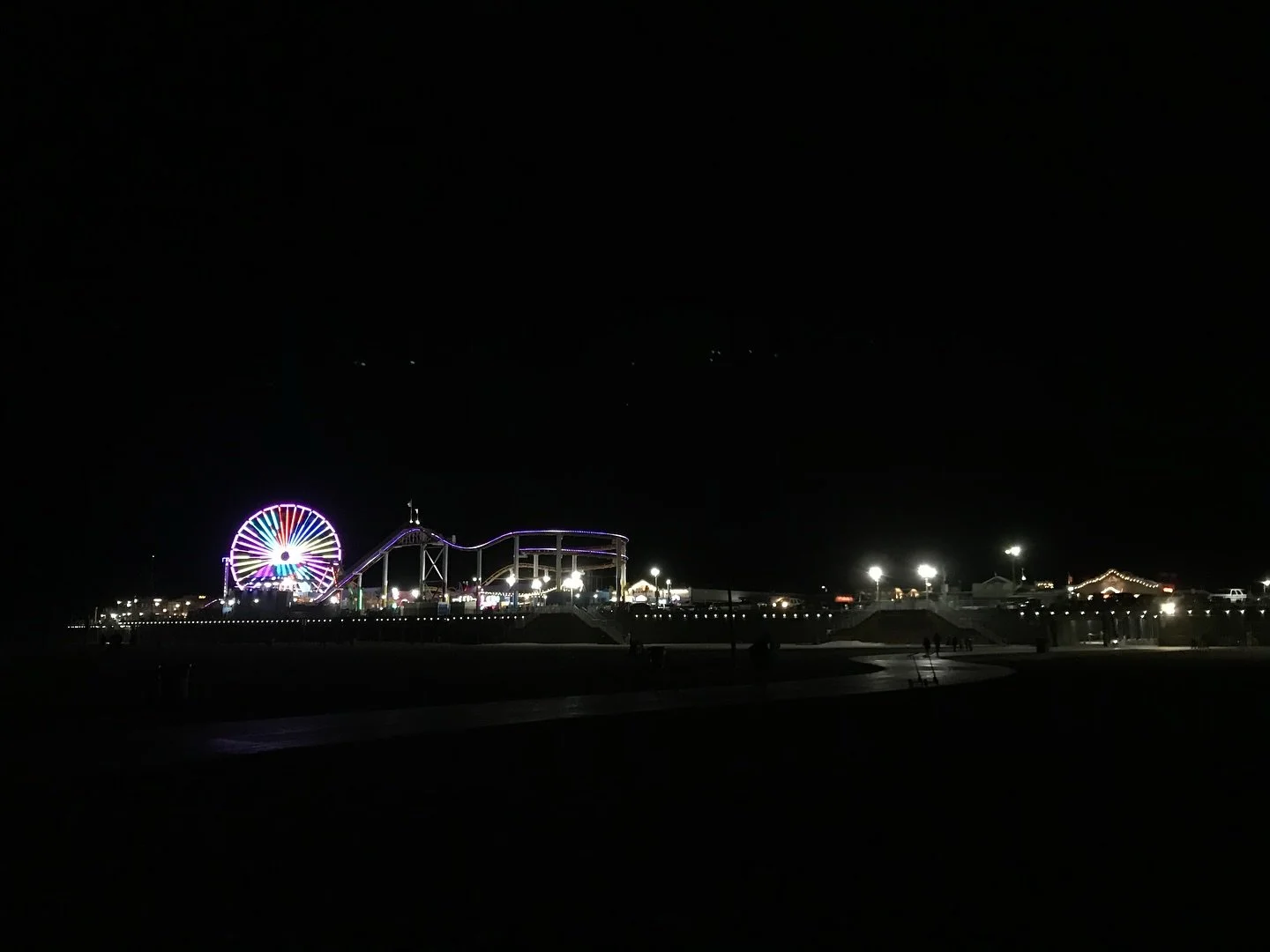 🎡 Missig Team: LA Things To Do 🎡
The Santa Monica Pier — where the Pacific meets neon lights. From sunset strolls to Ferris wheel rides, it’s LA’s classic mix of ocean air and electric energy.
📸 @philmexposed | Posted by @Missig