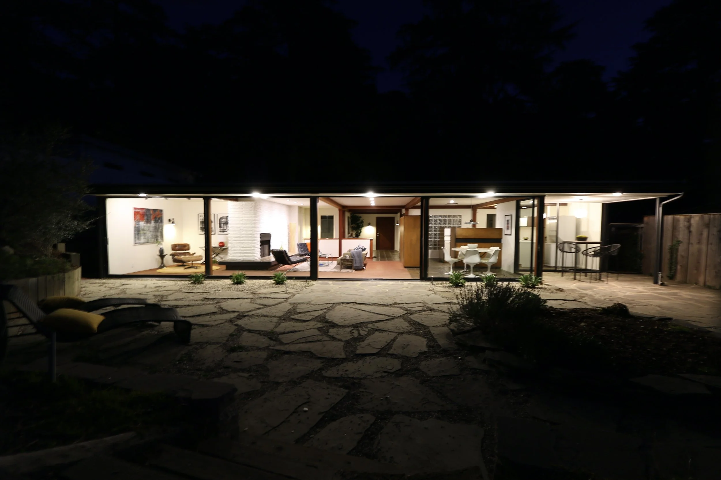 Presented by Missig Team, a real estate team at Berkshire Hathaway HomeServices in Beverly Hills and Los Angeles. The Squire House c.1953 by architect Pierre Koenig AIA. Pierre Koenig is most notably known for the Case Study houses #21 and #22. This