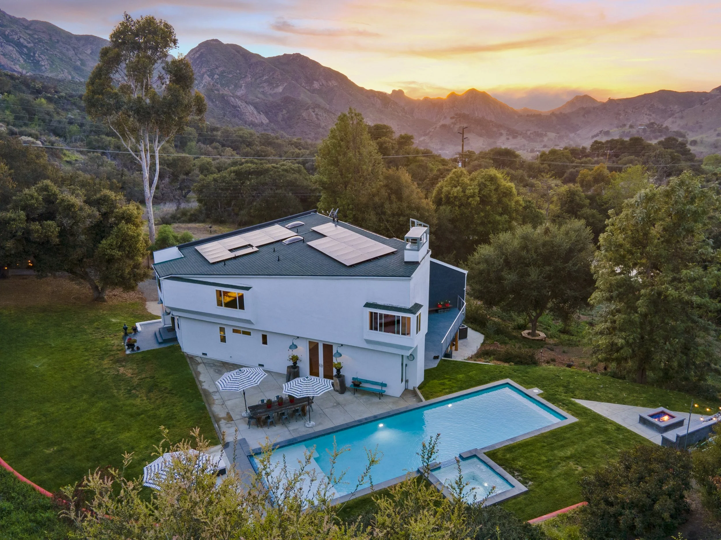 Architectural urban farm home in Calabasas designed by Leonard Steinbrueck AIA, situated on a 1.5-acre lot with panoramic views of nature and the Santa Monica Mountains. Features voluminous rooms with natural wood finishes, Viking kitchen with large