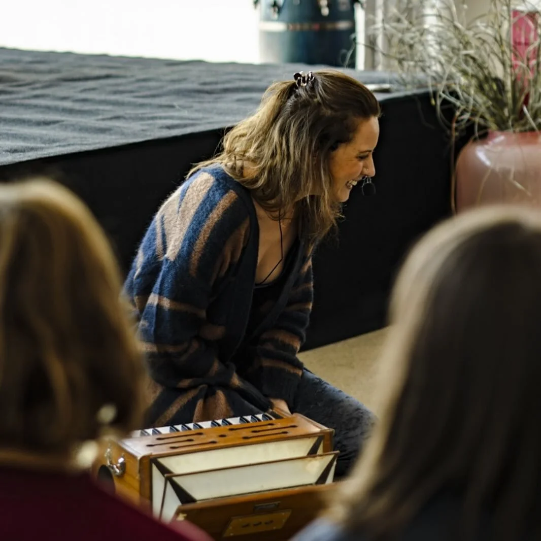 💫 
Ātmaiva idam vijānāti nānyad vastu kadācana |
yato j&ntilde;ānasvarūpasya sarvānanda-mayātmanaḥ ||
Spanda Kārikā I.1.8

Rendering ~ 
It is the Self alone that knows,
for nothing exists apart from That.
Knowledge itself is its nature,
radiant, all