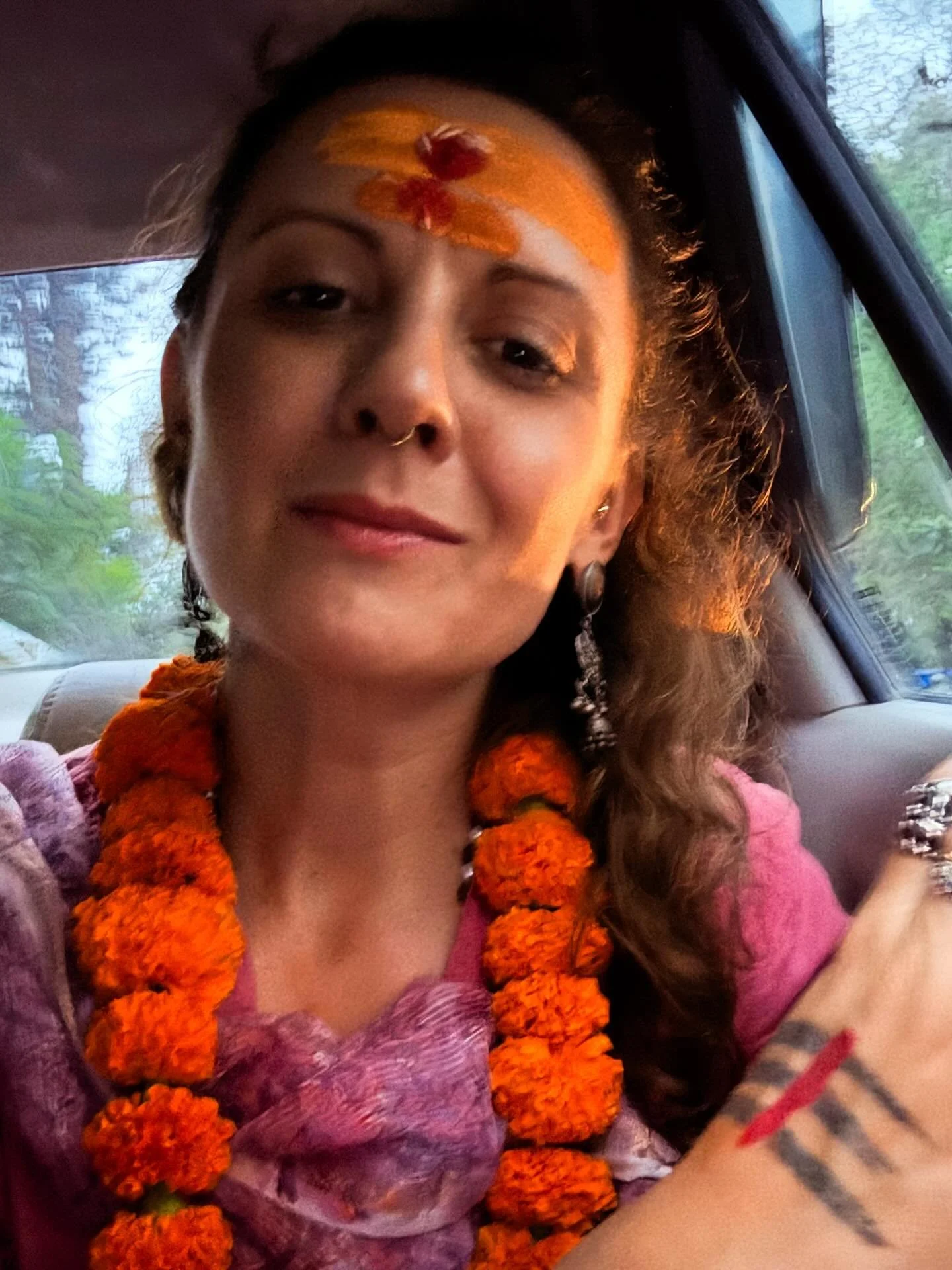 🇮🇳&hearts;️
Blessed for life to look like this.
-
I am so grateful for the last few days that were spent with my dear teacher Maa Gyaan, with amazing friends, masters and inspiring connections. thank you to my favorite @modern_pandit05 for (always)