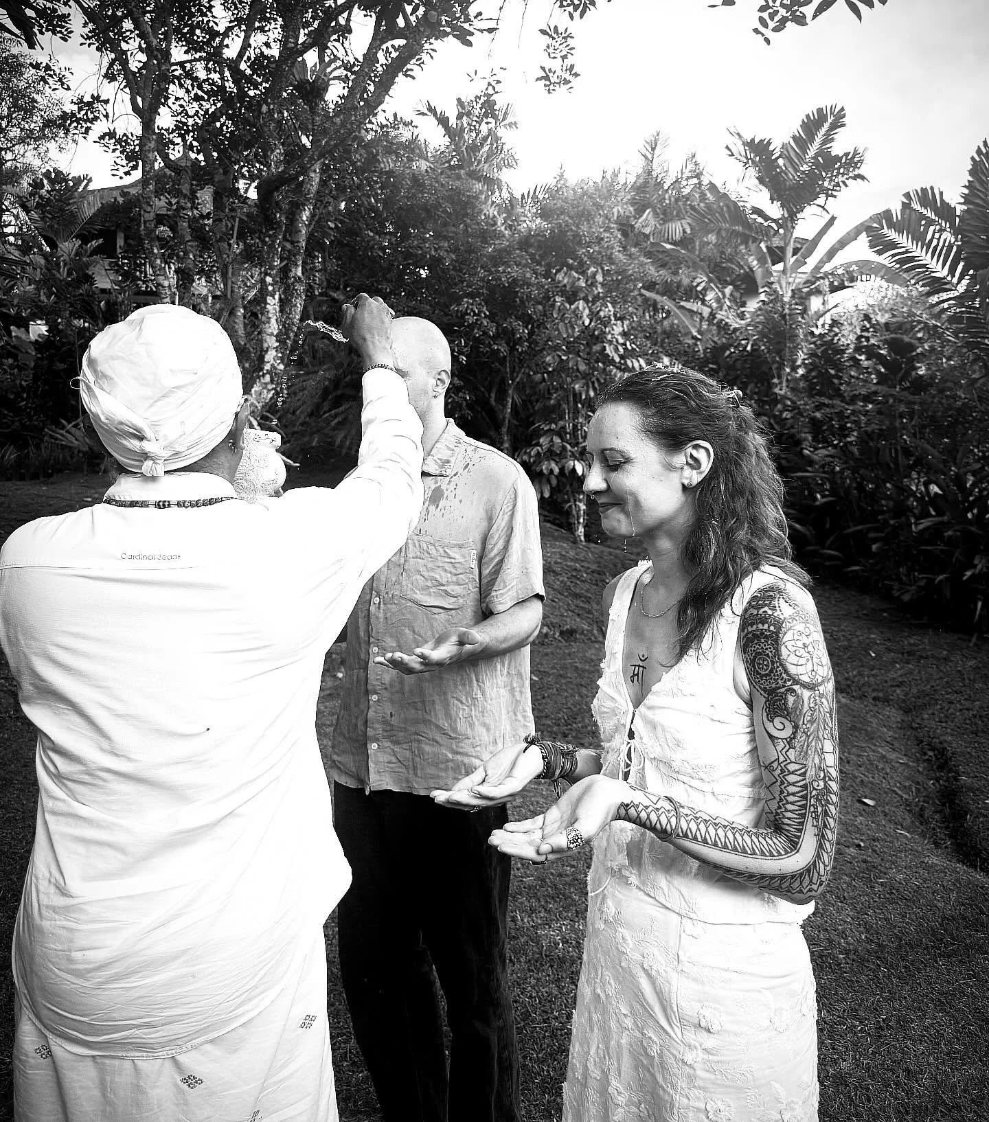🌺
Bali Yoga Teacher Training - &uuml;ber die H&auml;lfte der Ausbildung geschafft 🤘🏻🫶🏼🌈🧘&zwj;♀️🔱

Was f&uuml;r ein intensives Eintauchen, Tief tauchen, Ausatmen und Aufatmen mit den 5 Elementen diese Reise bisher war.
🌍 💦 🔥 💨 ⭐️ 

Gro&szl