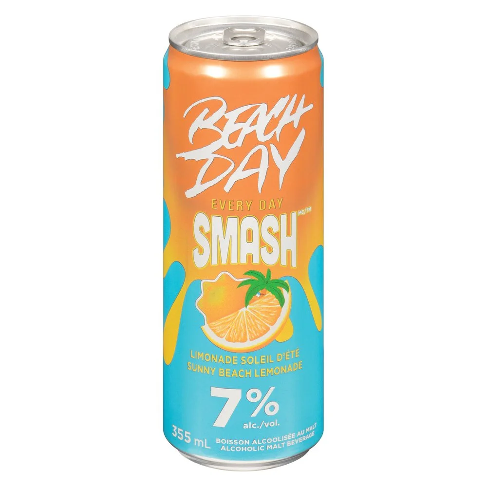 Une canette de boisson alcoolisée avec une étiquette colorée orange et bleue. La canette indique 7% d'alcool et une capacité de 355 ml. Le design inclut une tranche d'orange, une petite palme et un fond représentant une ambiance estivale avec des notes de soleil et plage.