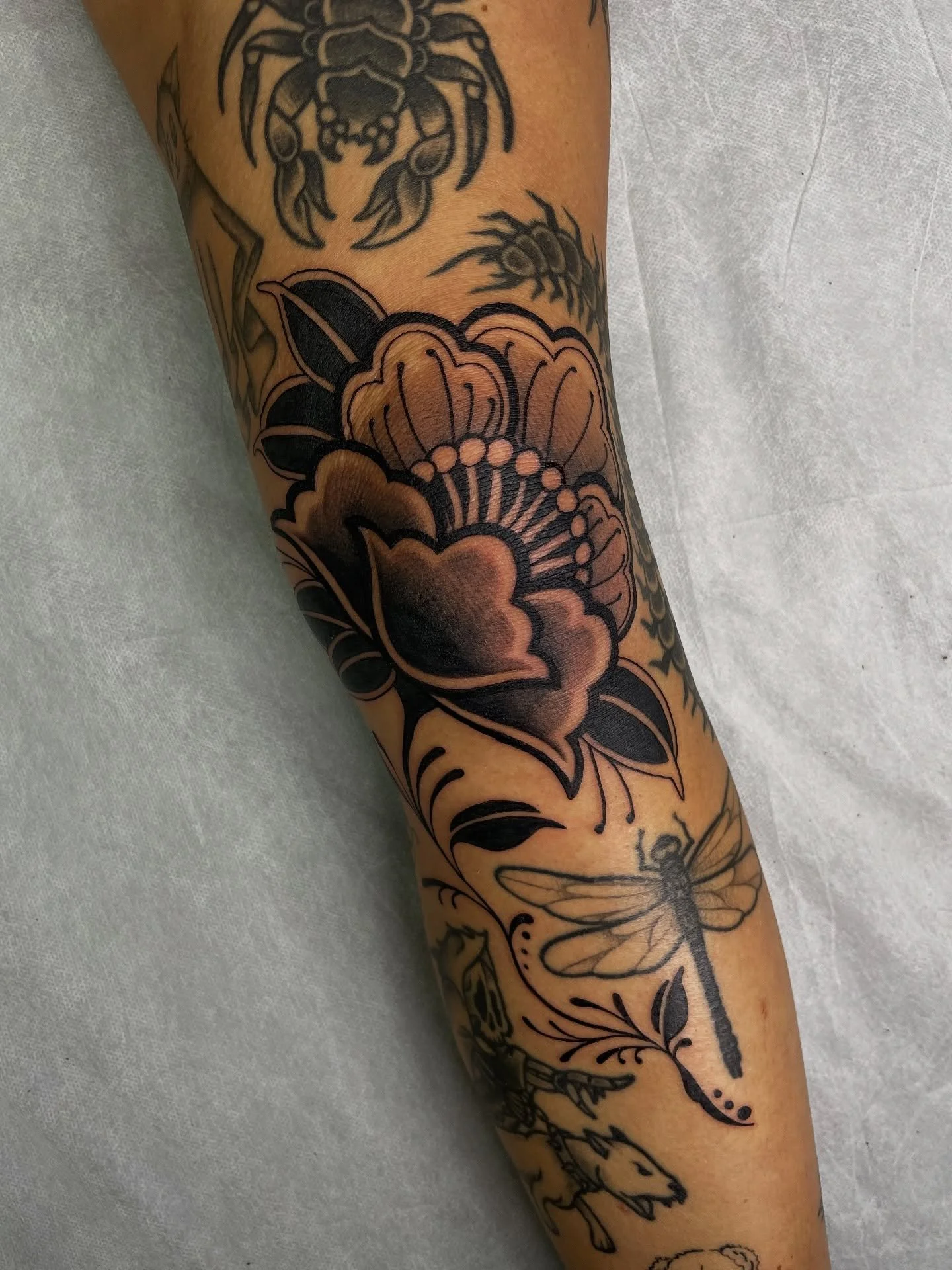 Filling in the knee with a flower for Alexa. Thank you for today! DM to book in, done at @westside_tattoo_mermaid_beach