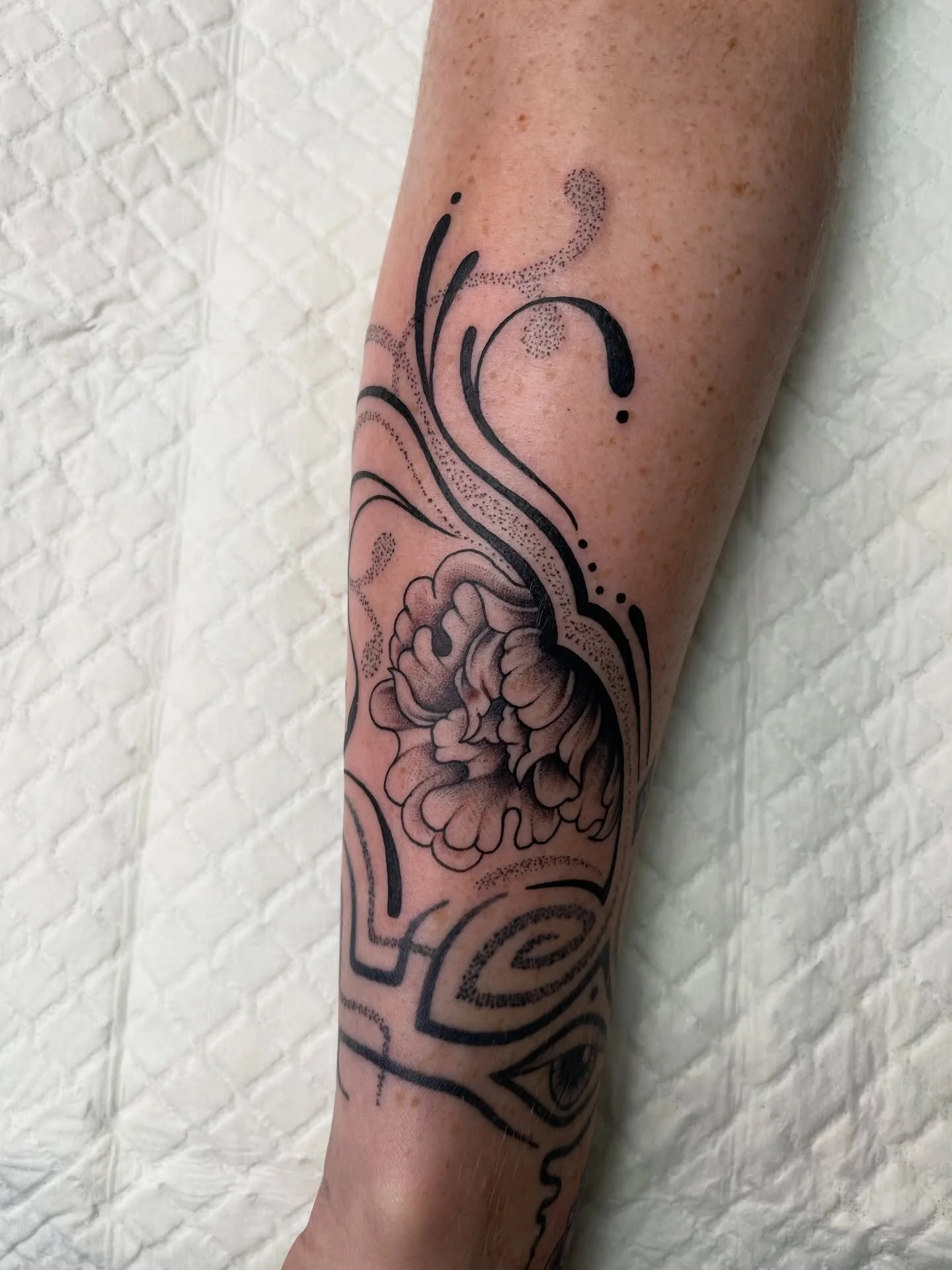 Making arms pretty, thank you ladies 🖤 DM to book in, made at @westside_tattoo_mermaid_beach