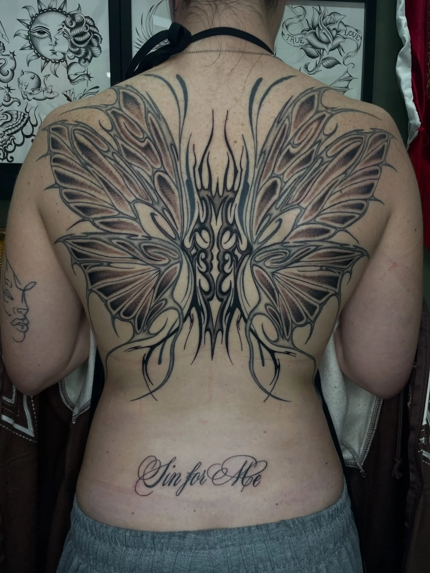 Filled out Codie&rsquo;s wings and added a lil creepy crawler 🕷️ thank you 🖤🖤 DM to book in, made at @westside_tattoo_mermaid_beach