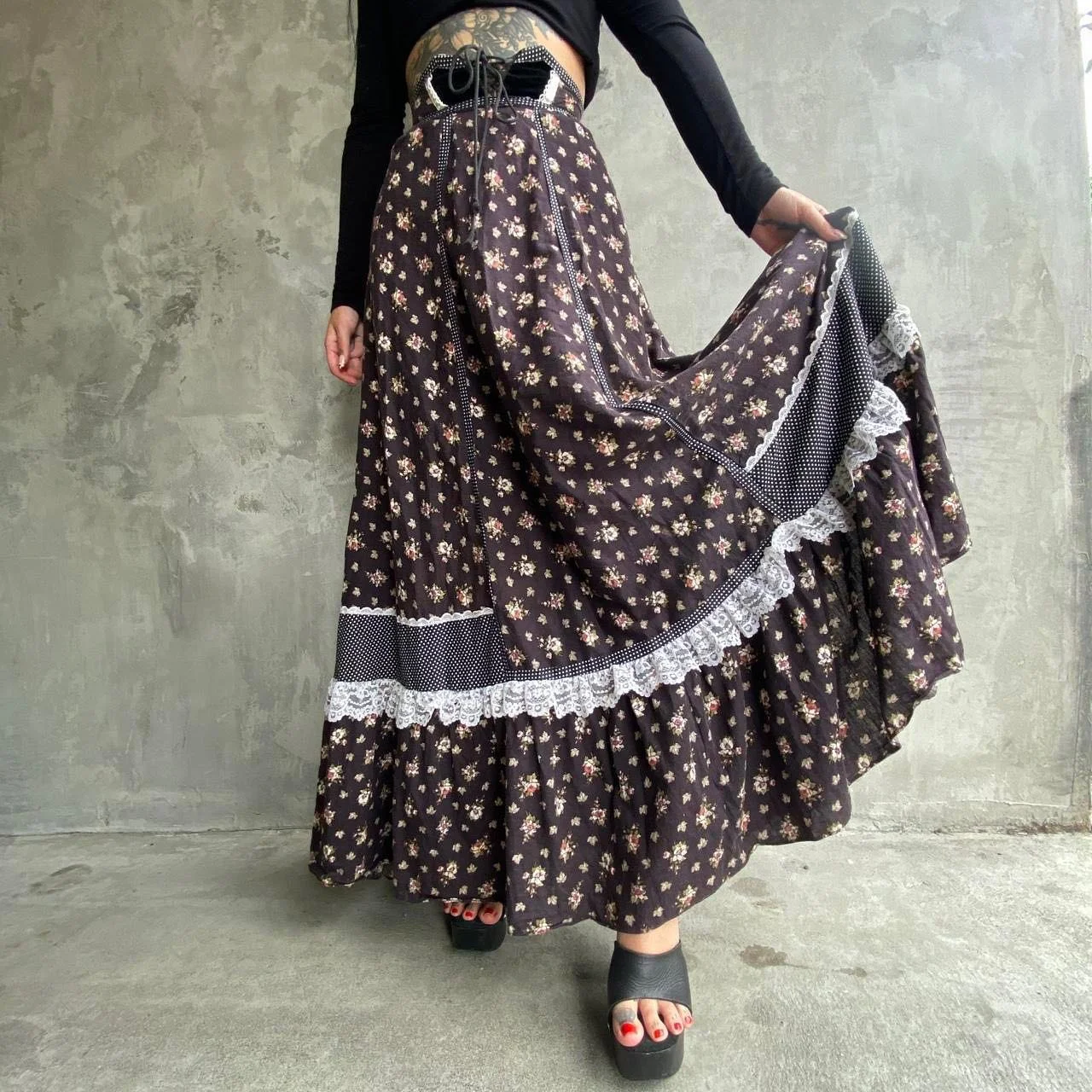 Category is: Southern Gothic🖤🕸🪞🐀🌾

Product feature is this beautiful true vintage 70s Gunne Sax Prairie Skirt. Perfect dark moody florals, contrasting polka dot panels, and cream lace trim. Black velvet waist that you lace up and a zipper in the