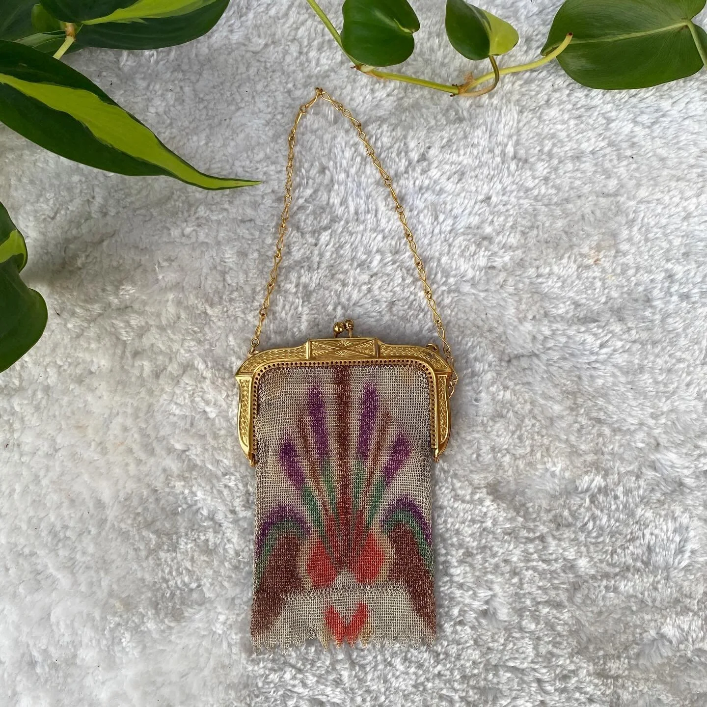 we&rsquo;ve got a couple of really special items going up online today ✨ take a peek!

1. 1920s whiting &amp; davis mesh purse. this piece is truly incredible - 100 years old and in incredible condition! no missing links. this particular bag features