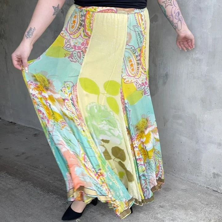 Helloooooo spring!!🌸🐣🍒🧃
Time to defrost your spring and summer clothes, the sun is finally making its appearance! Need a refresh? We have so many cute skirts, dresses, tanks, light sweaters, and everything else you could need. We also carry plent