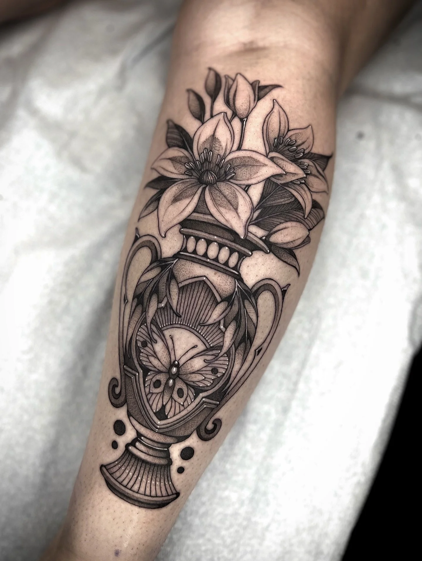 One of two vases for Chantal! Thank you for the trust, see you soon for the next one 🫡 
.
.
.
.
.
#vasetattoo #botanicaltattoo #floraltattoo #flowertattoo #ornamentaltattoo #lilytattoo #butterflytattoo #calftattoo #madjackaltattoo #nhink #nhtattooer