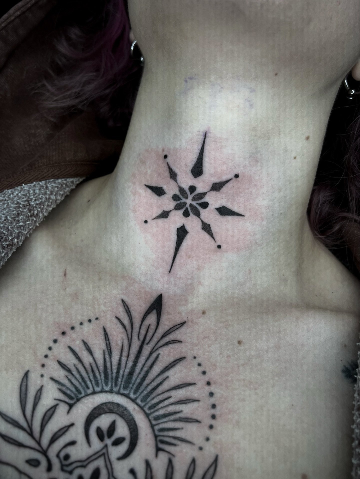 Lil throat addition and a touch up on the chest for @savannahmercy 👀 Thank you for the trust 🥺💞
.
.
.
.
.
#throattattoo #startattoo #sparkletattoo #ornamentaltattoo #simpletattoo #necktattoo #madjackaltattoo #nhink #nhtattooers #nhtattoo #nhartist