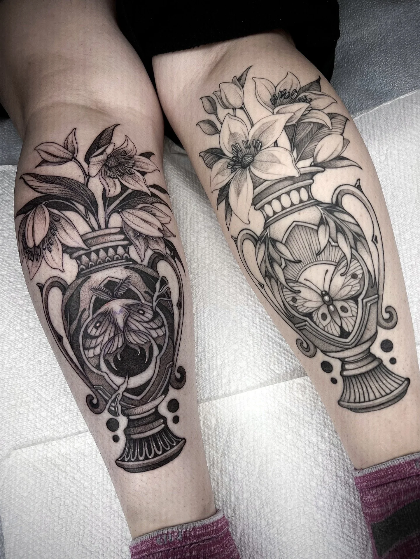 Complementary cases for Chantal 😏 (right calf is healed) Thank you for the trust 🥺💞
.
.
.
.
.
#vasetattoo #mothtattoo #madjackaltattoo #dovernh #nhtattoo