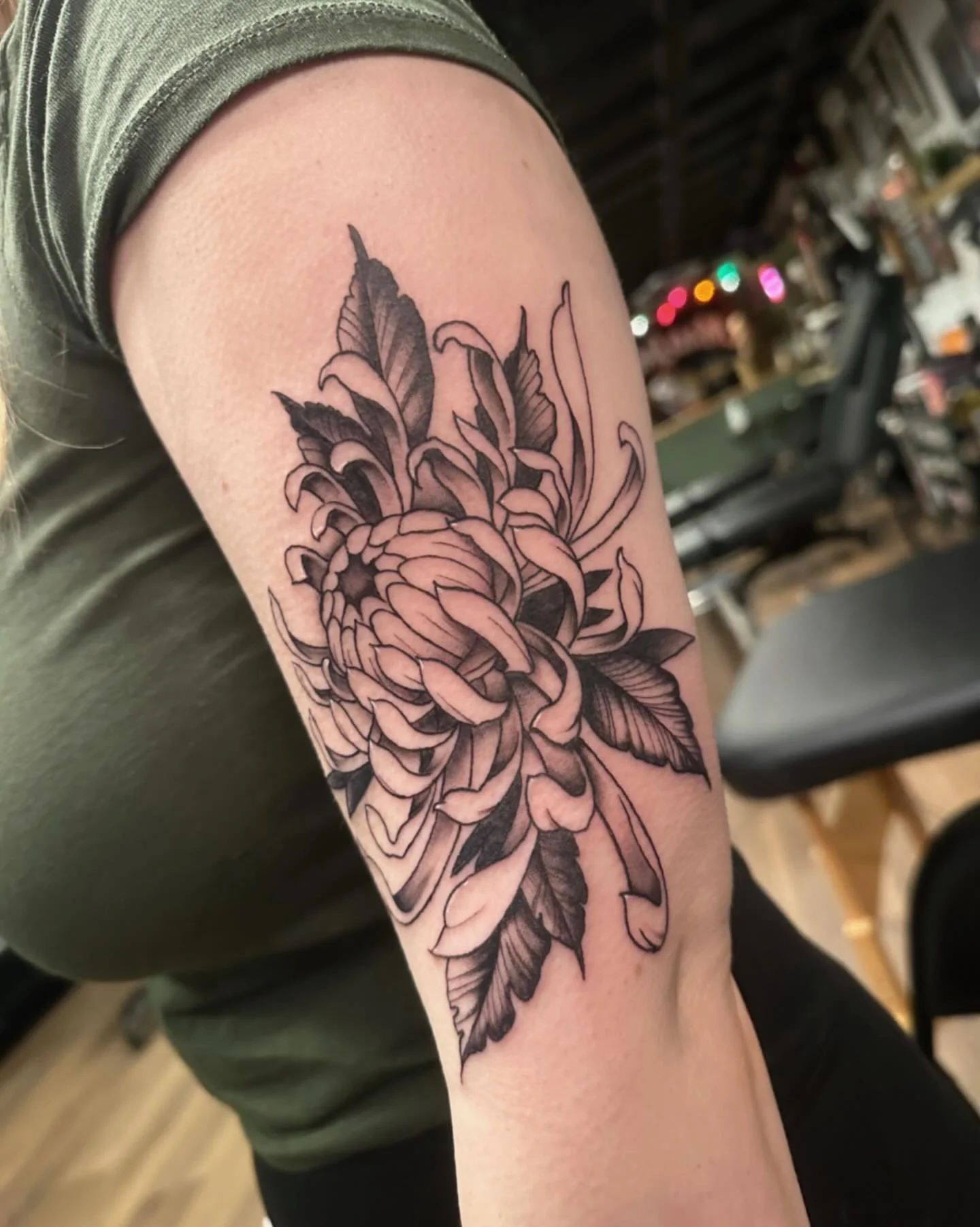 Loved getting to do this chrysanthemum for @e.lsavannah Thanks again! 
.
Booking February and March. Send me a message.
.
#tattooblackwork #blackandgraytattoo #tattooblackandgrey #nhtattoo #northeasttattoo