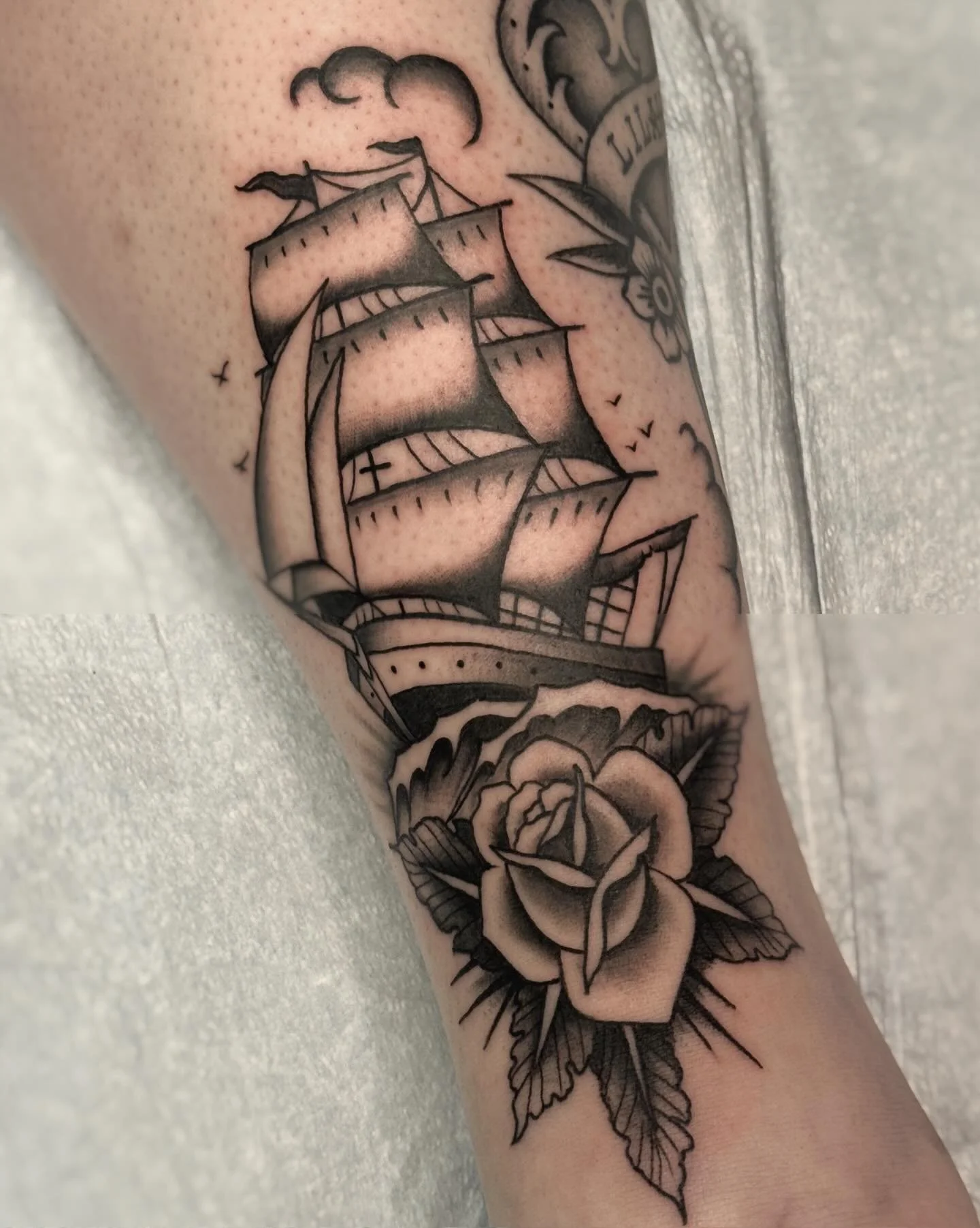Boat and a rose for @_jennadore Thanks a bunch. Can&rsquo;t wait to add more!
.
.
.
.
#tradtattoo #tradtatt #nhtattoo #blackandgraytattoos #blackandgraytattoosociety