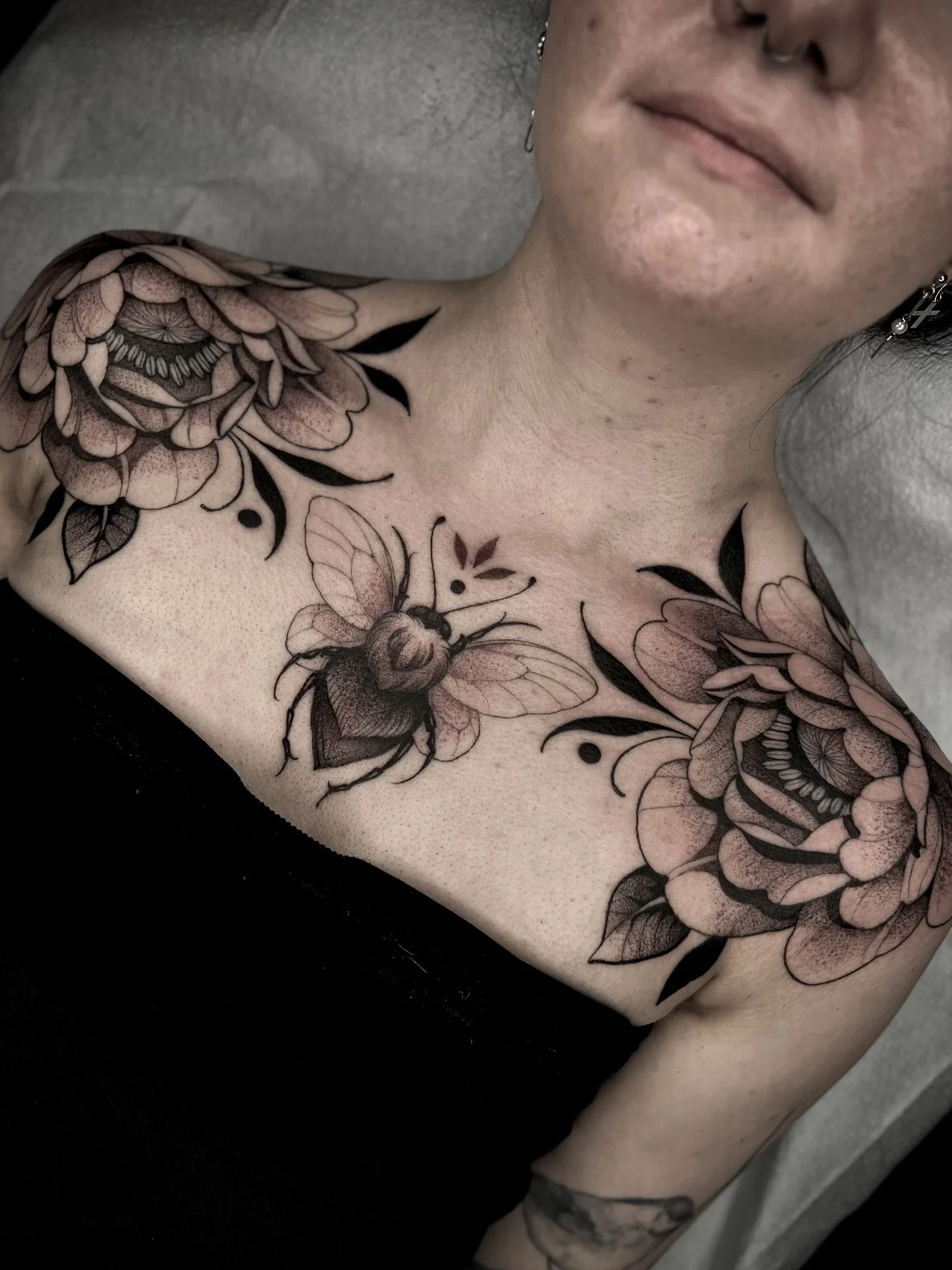 Bee chest for Alyssa! Thanks for the trust :) 🐝 
.
.
.
.
#beetattoo #floraltattoo #blackworktattoo #dovernh #nhtattoo