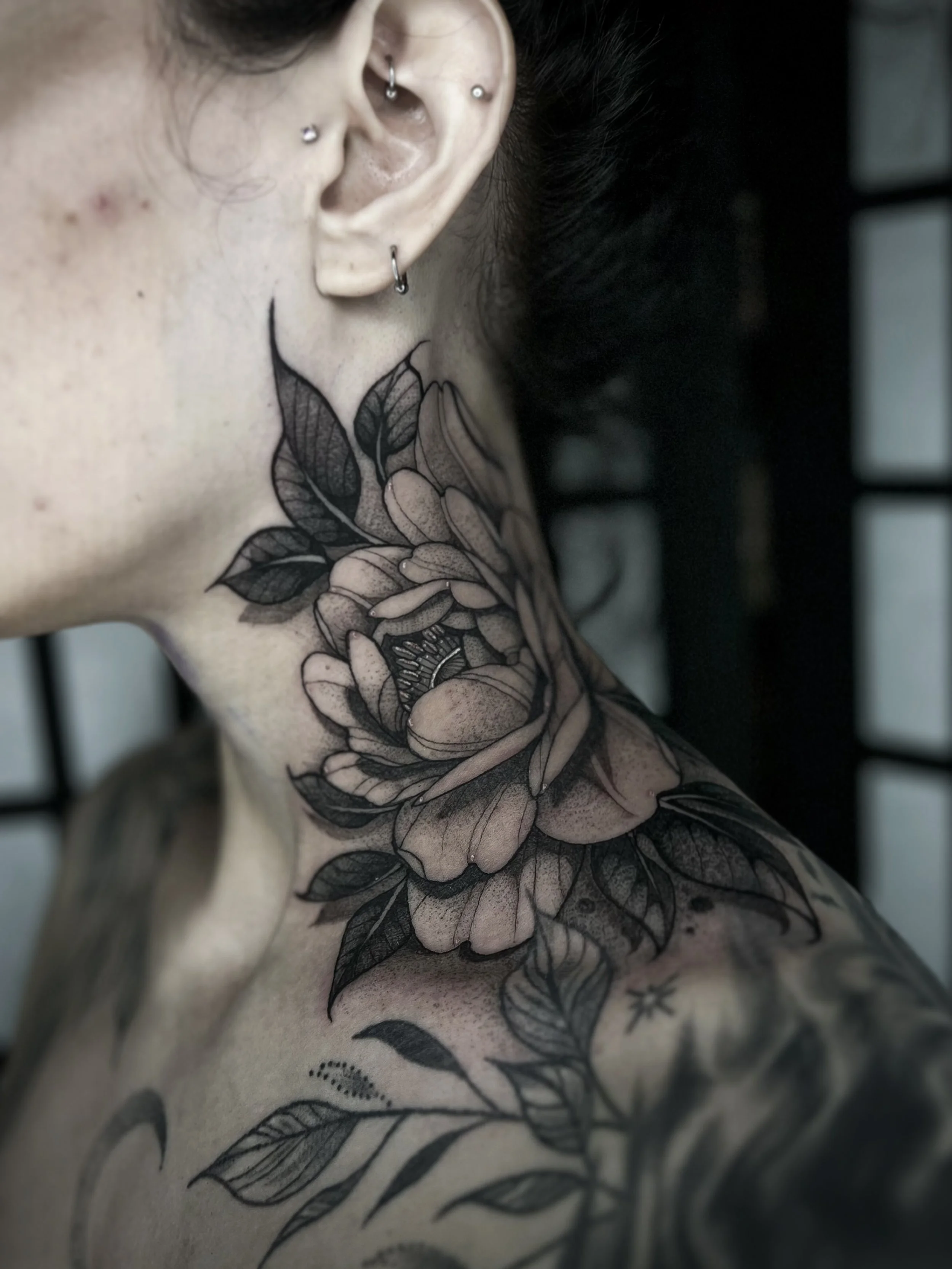 Peony neck piece for @moonluxe.tattoo !! Thank you for your trust 😭 Check out her work yall 👀 
.
.
.
.
.
#necktattoo #peonytattoo #dovernh #nhtattoo #blackworktattoo @madjackaltattoo