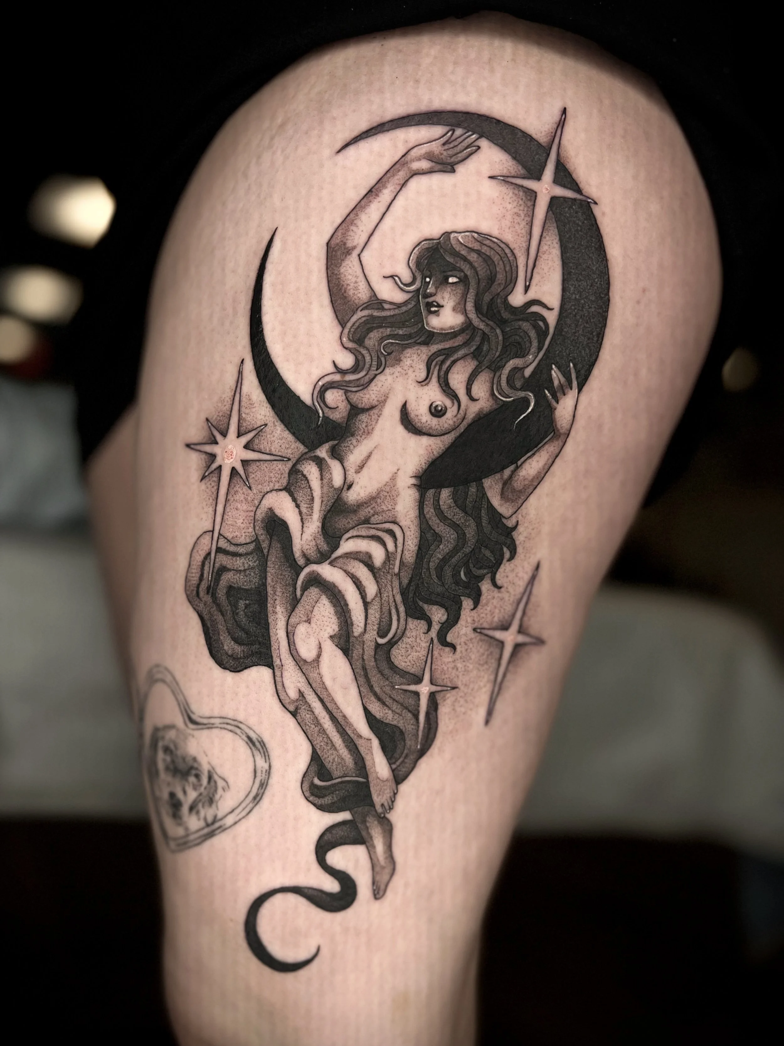 Moon lady for @nora.mcmullen ! Thank you for the trust 🌙 🌝
.
.
.
.
.
#moontattoo #witchytattoo #blackworktattoo #dovernh #nhtattoo @madjackaltattoo