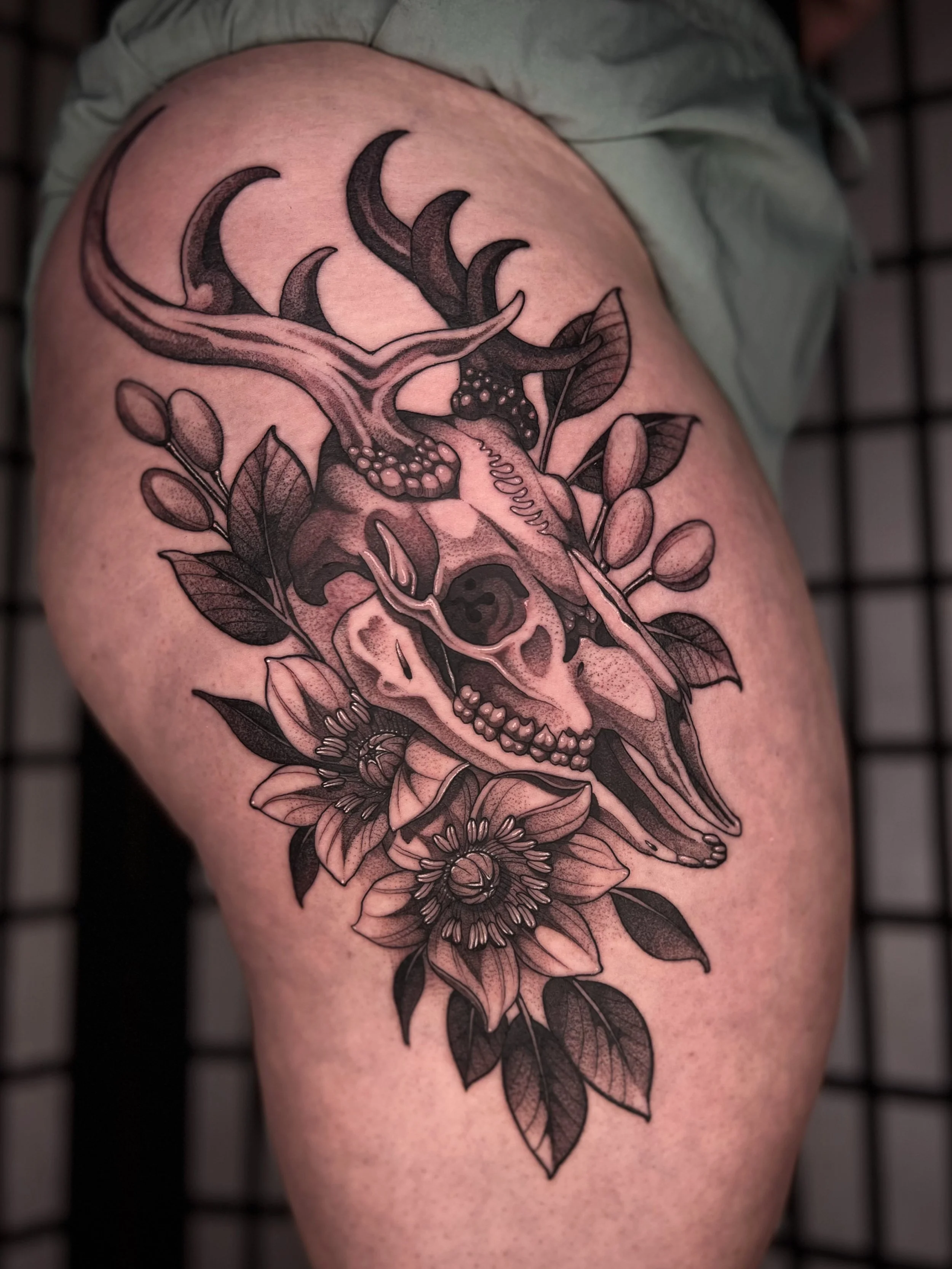 Deer skull for Leigh! Thank you for the trust and sitting like a rock 😤 
.
.
.
.
.
#deerskulltattoo #botanicaltattoo #dovernh #nhtattoo #blackworktattoo @madjackaltattoo