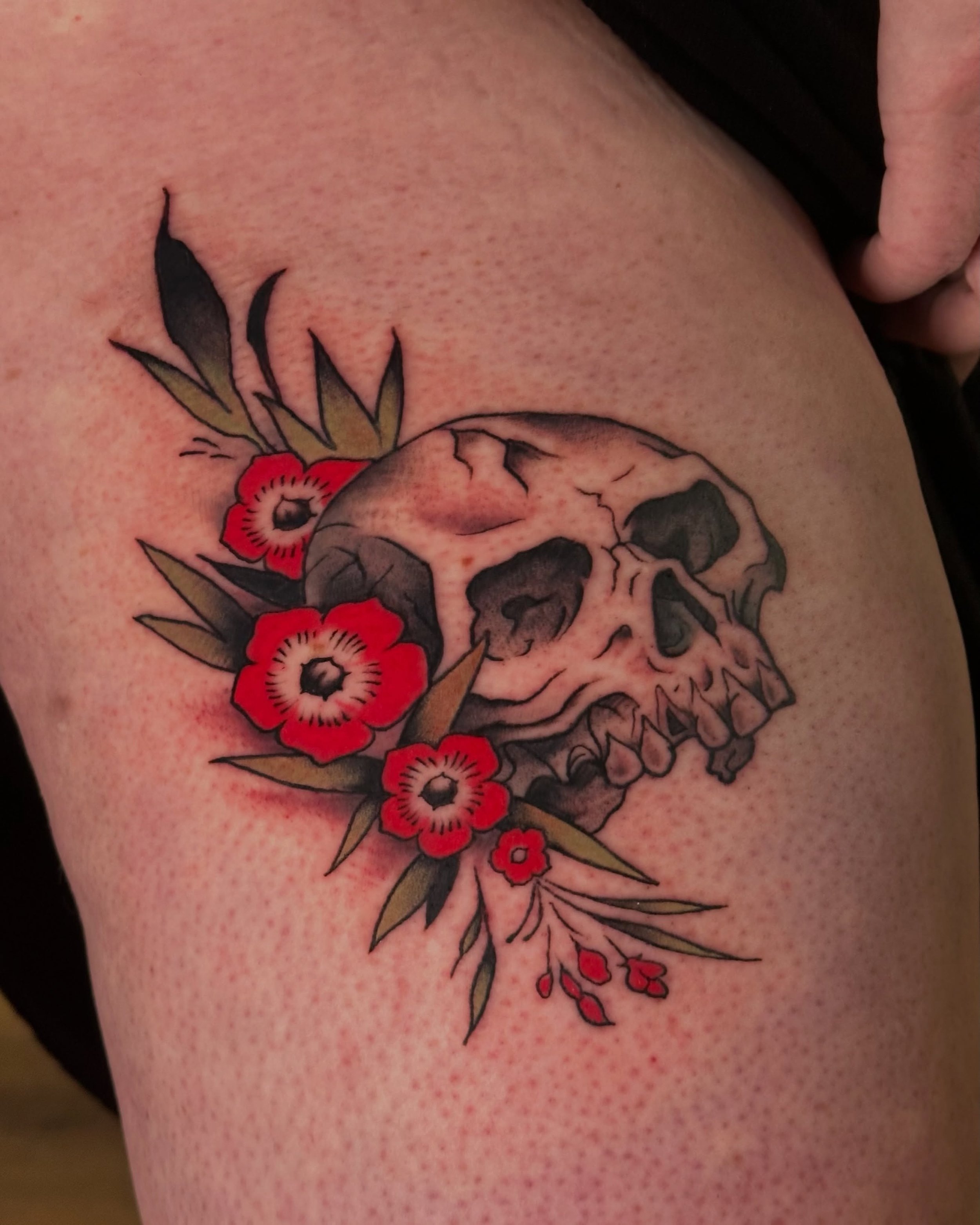 Some flowers and skull for @erinlea_hatesppl 🌺 Books are open, with plenty of time in June and July, send me a message to book!
.
#tattootrad #tattootraditional #traditonaltattoo #nhtattoo #newenglandtattoonetwork